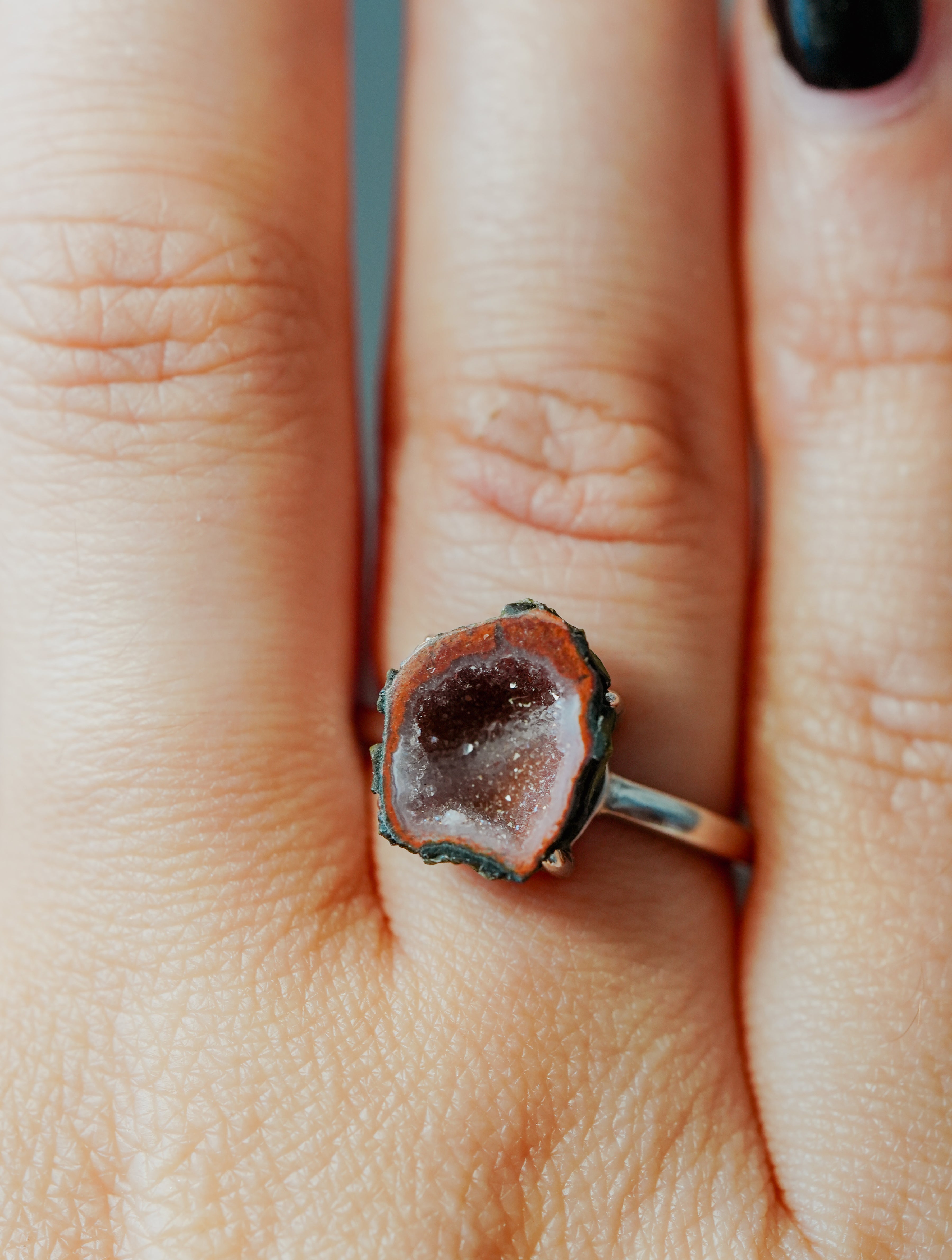 Anillo de Plata Adaptable con Geodino Aleatorio