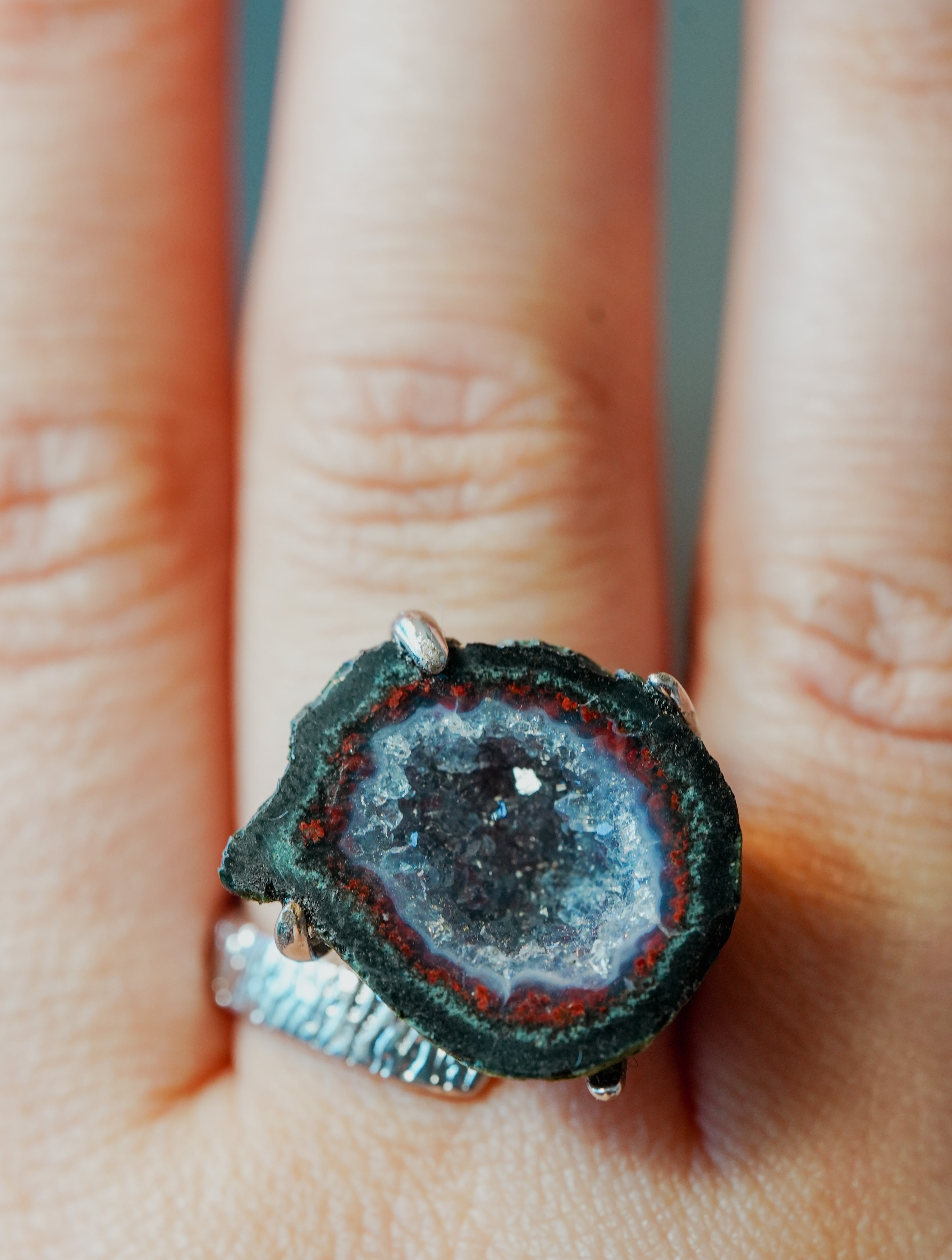 Anillo de Plata Adaptable con Geodino Aleatorio