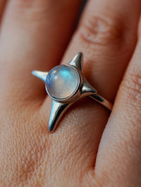 Anillo de Plata Adaptable con Piedra Luna