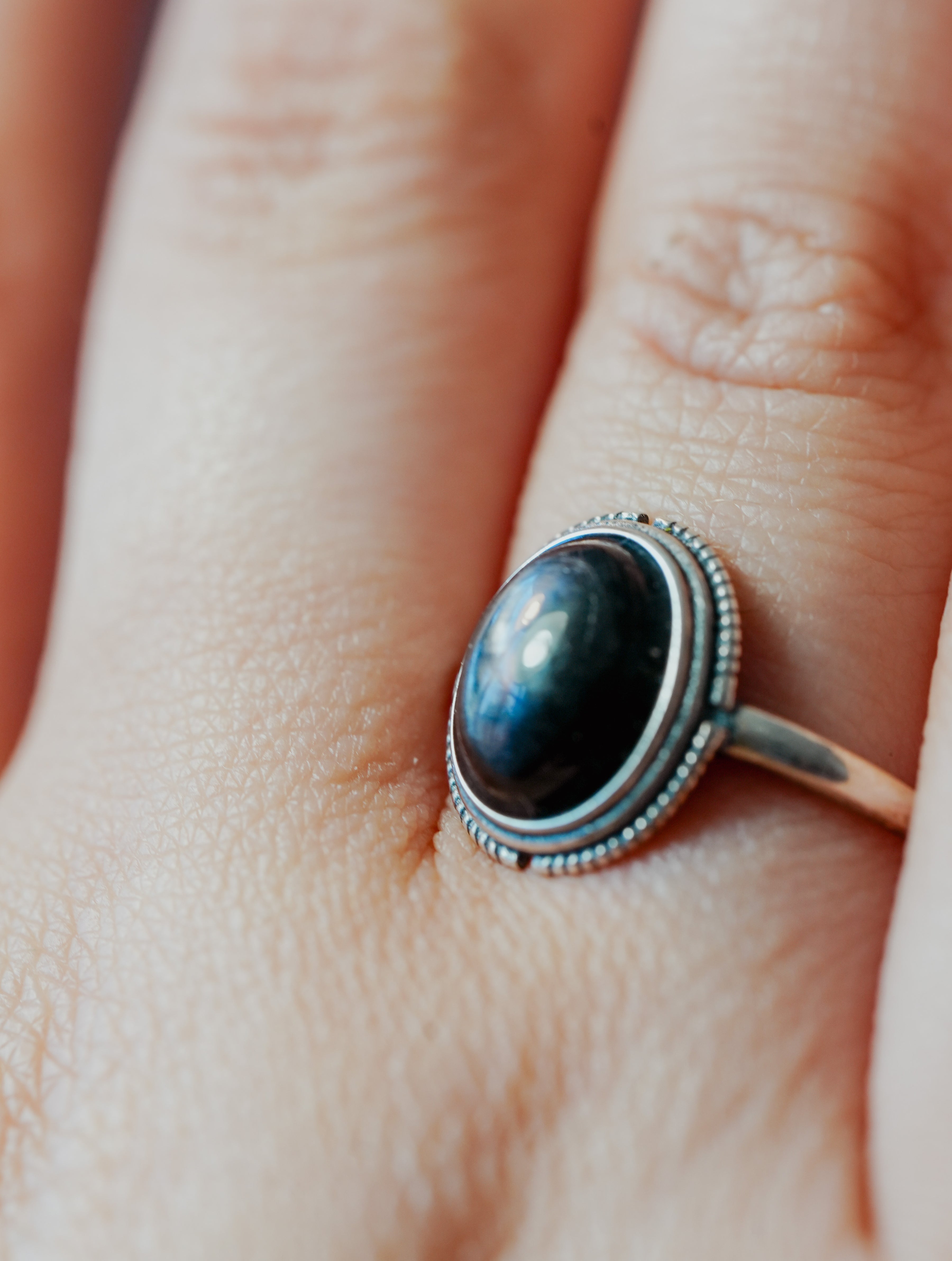 Anillo de Plata Adaptable con Espinela Negra