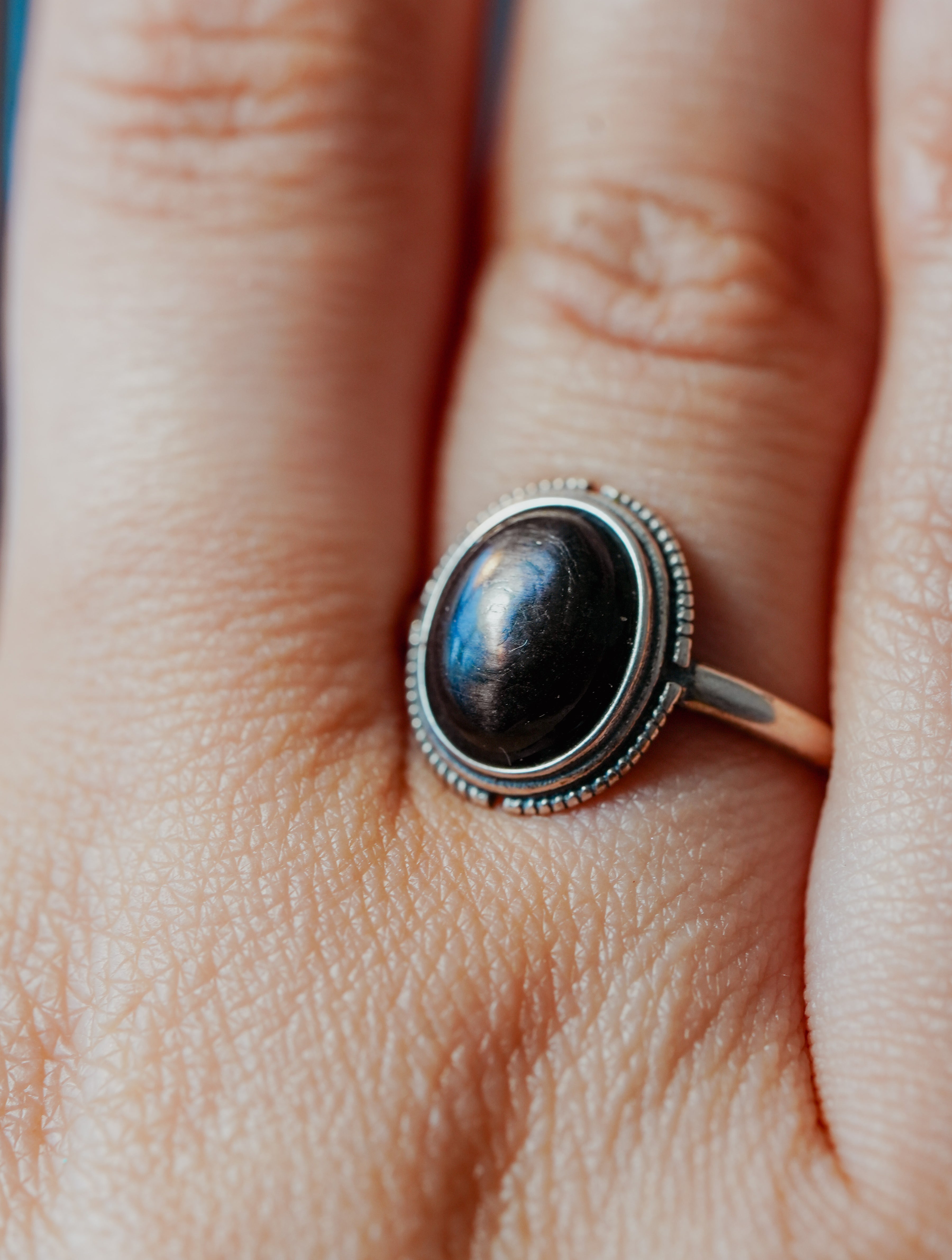 Anillo de Plata Adaptable con Espinela Negra