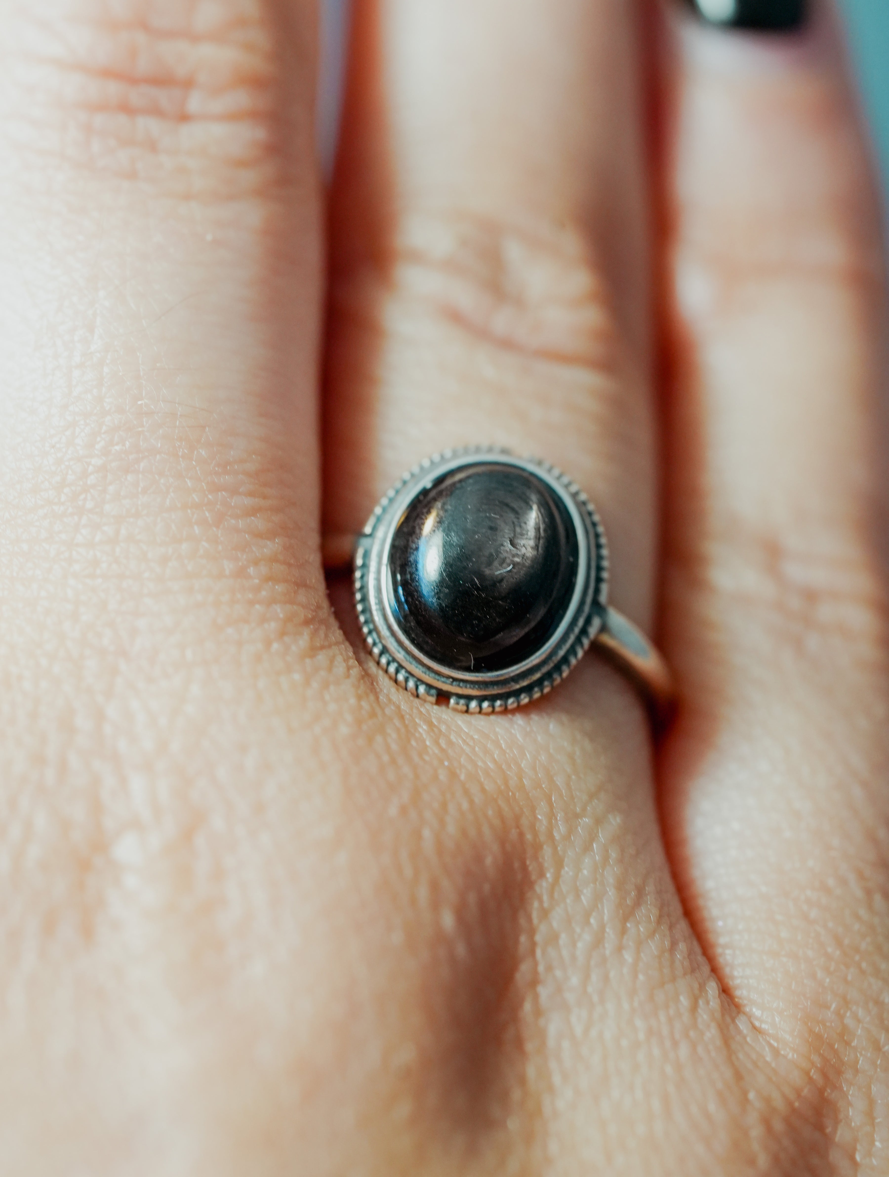 Anillo de Plata Adaptable con Espinela Negra