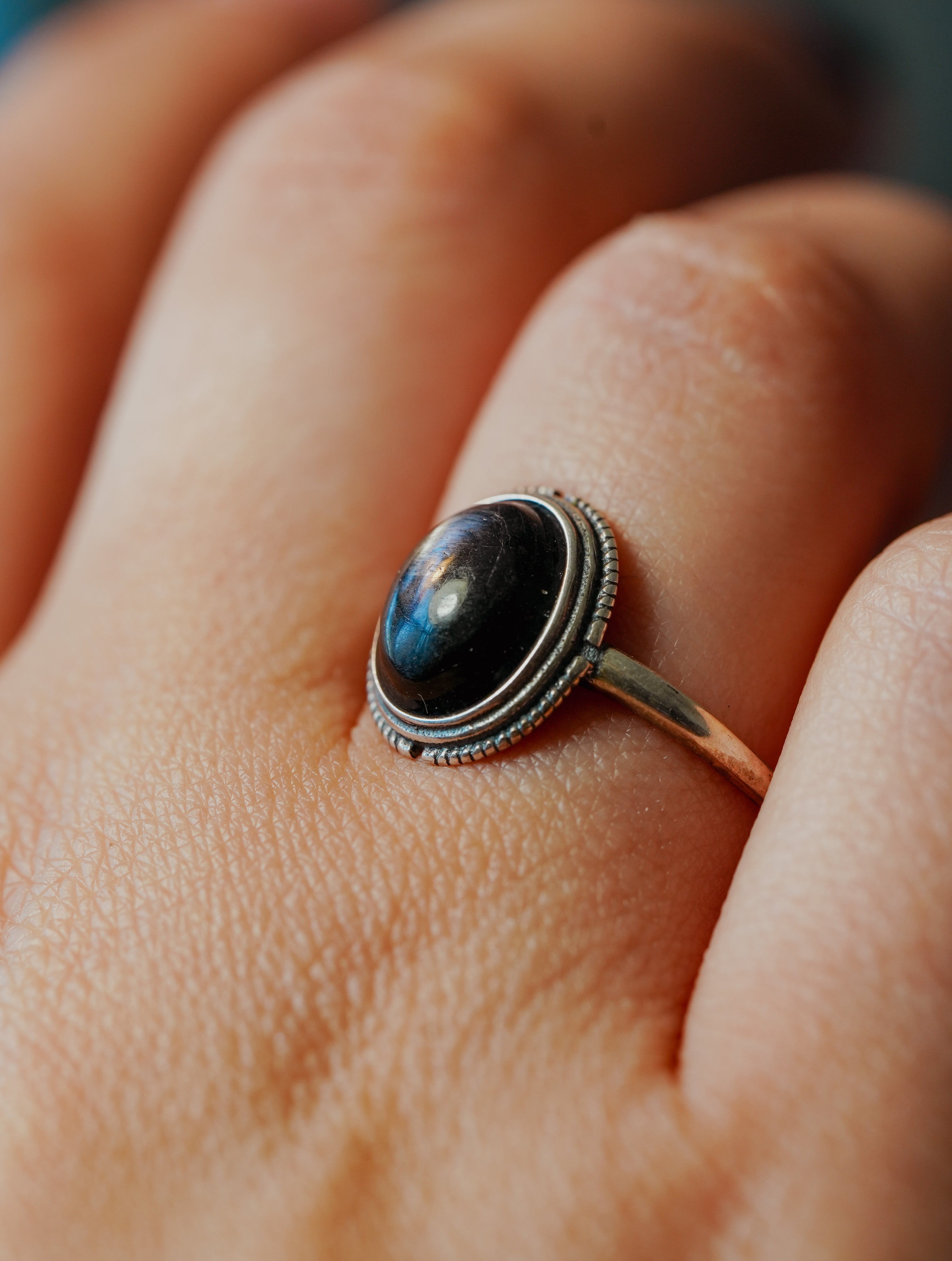 Anillo de Plata Adaptable con Espinela Negra