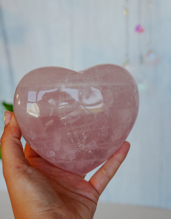 Corazón de cuarzo rosa en peana