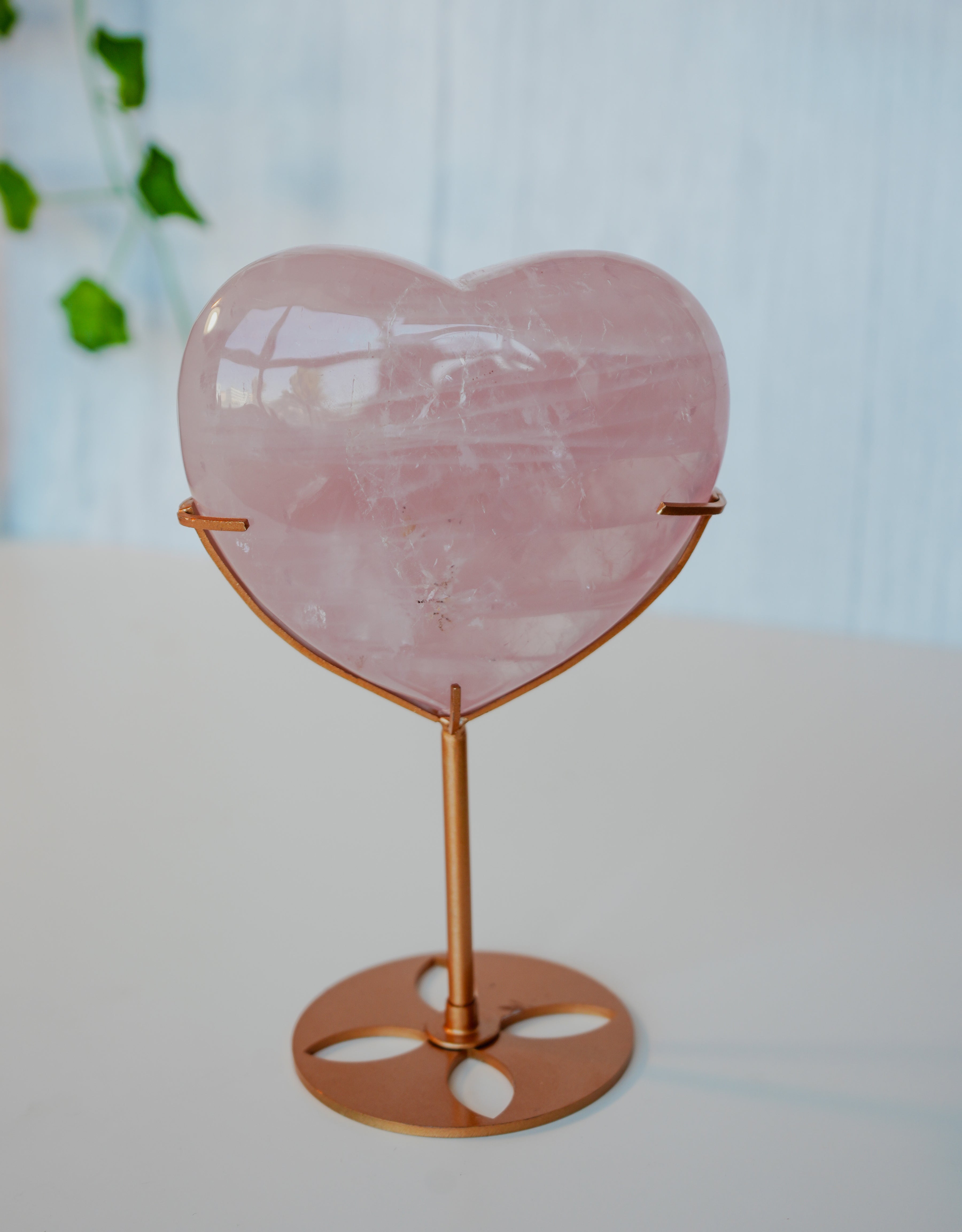 Corazón de cuarzo rosa en peana