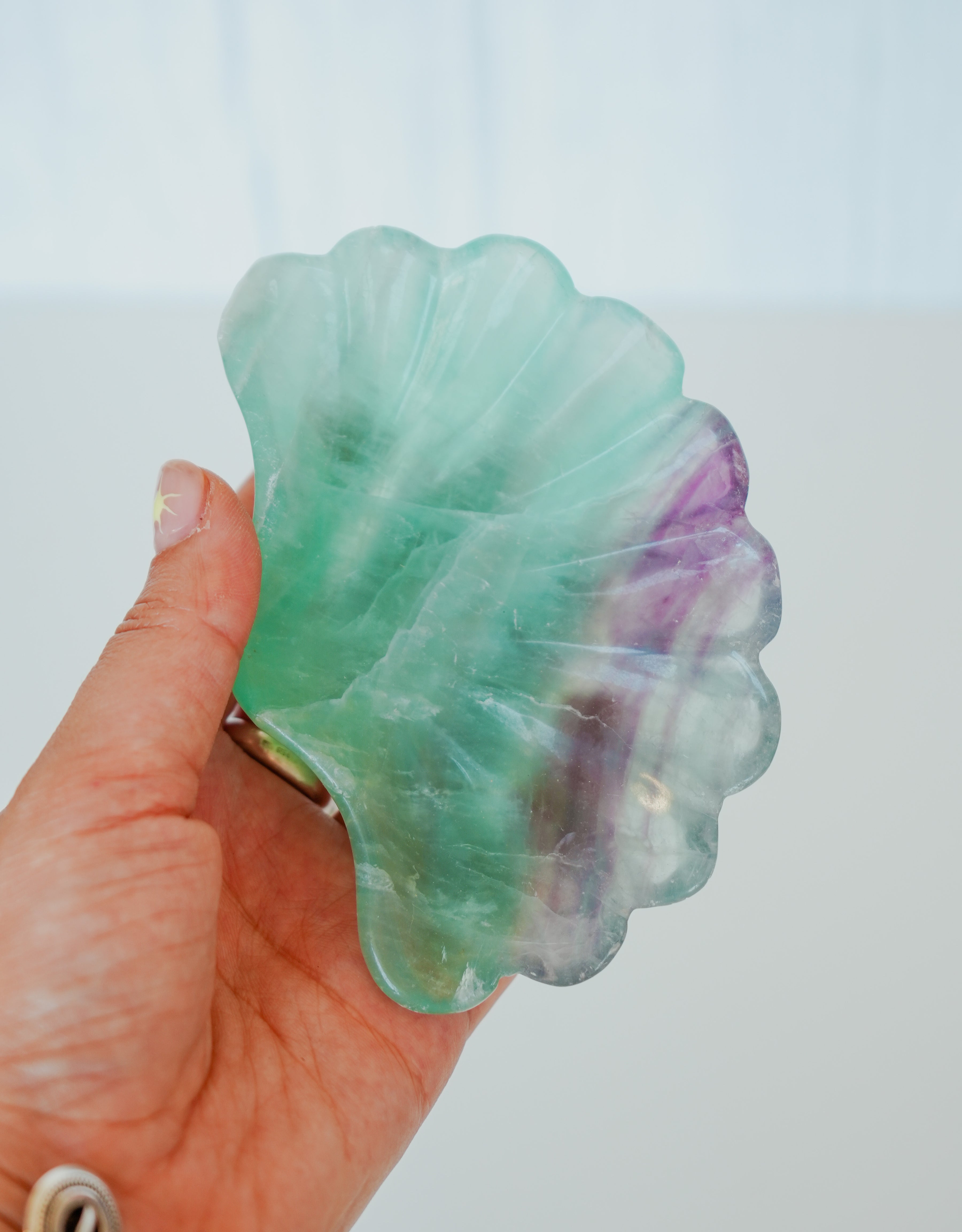 Bol de fluorita con forma de concha