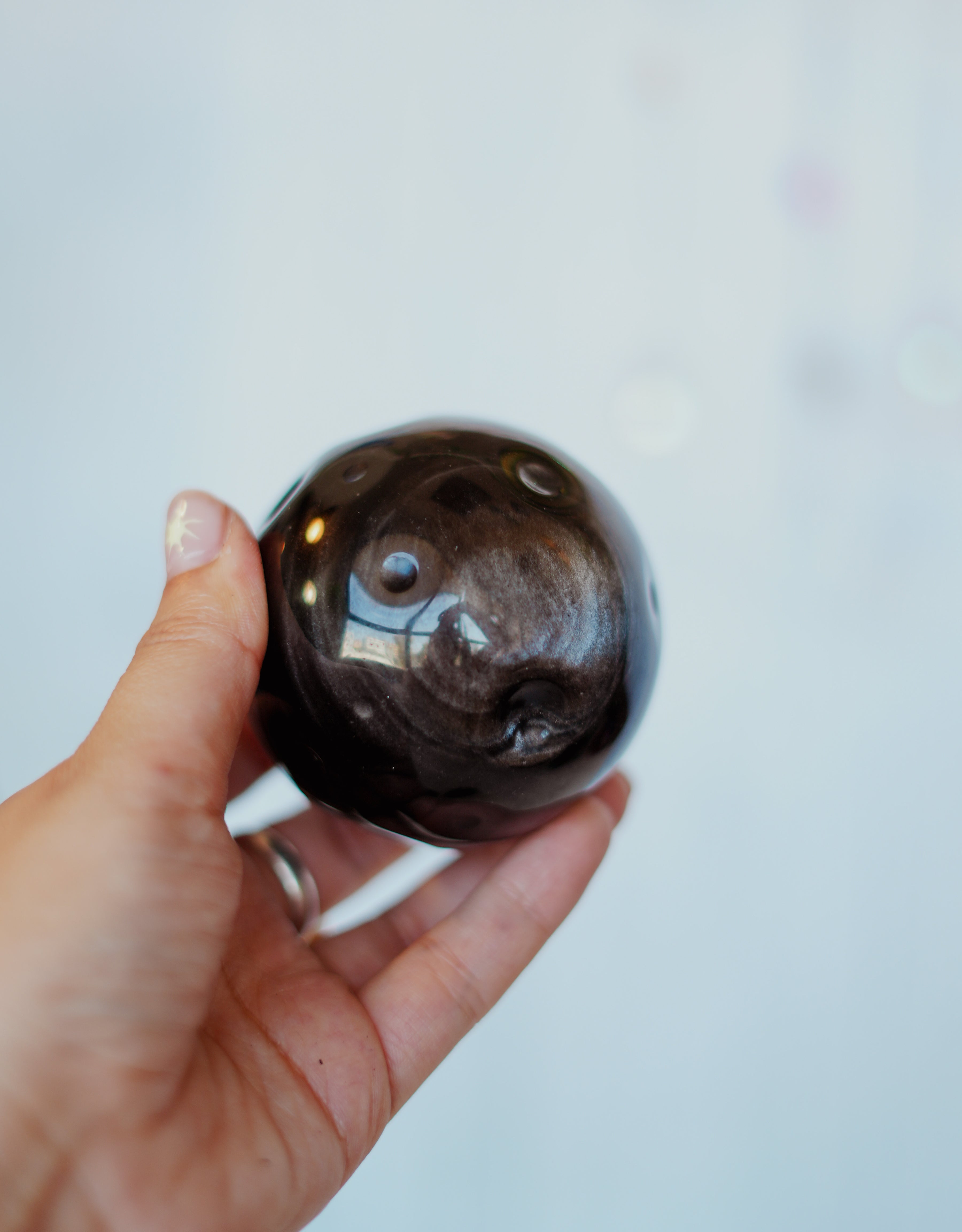 Esfera de obsidiana plateada en forma de luna llena