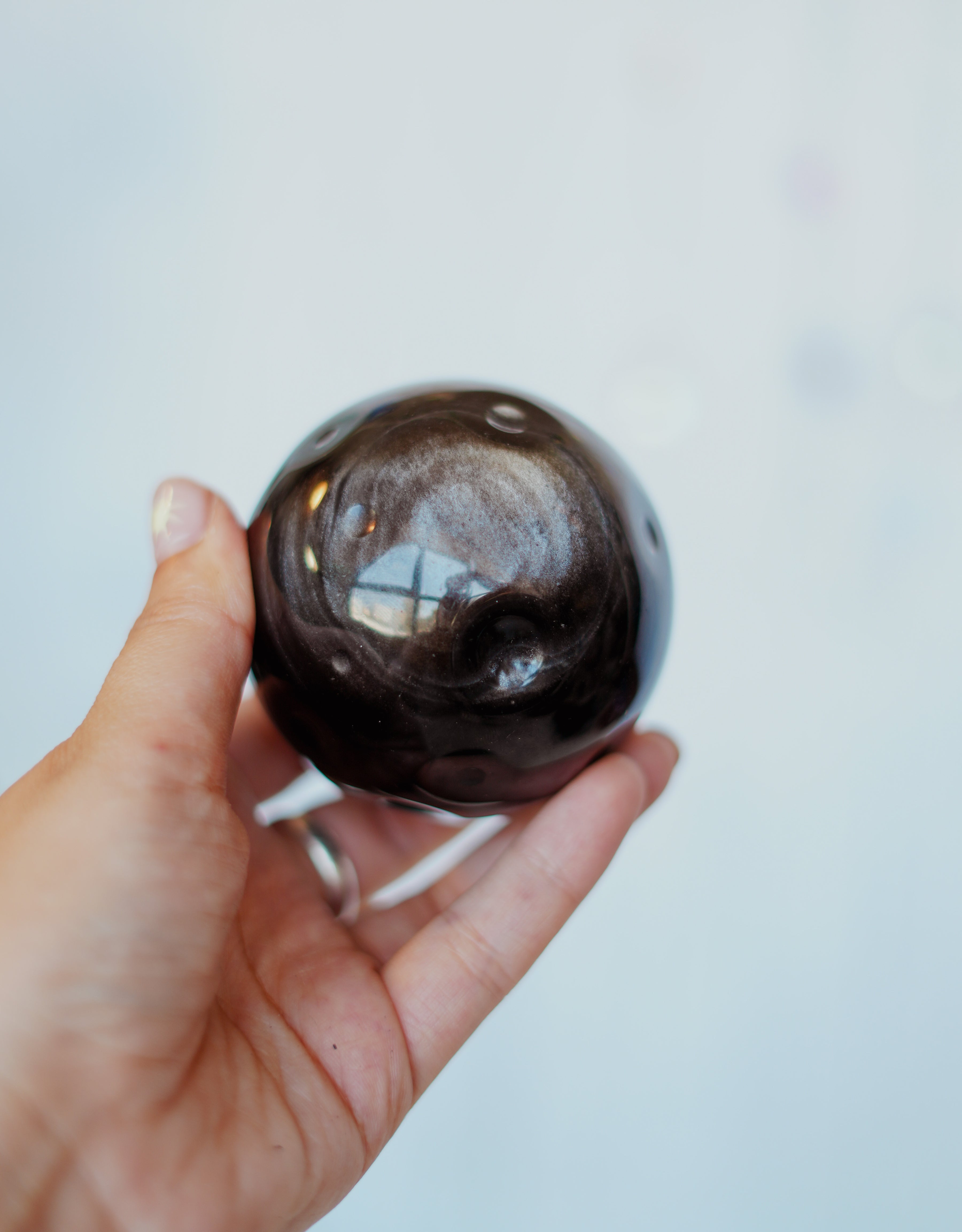 Esfera de obsidiana plateada en forma de luna llena