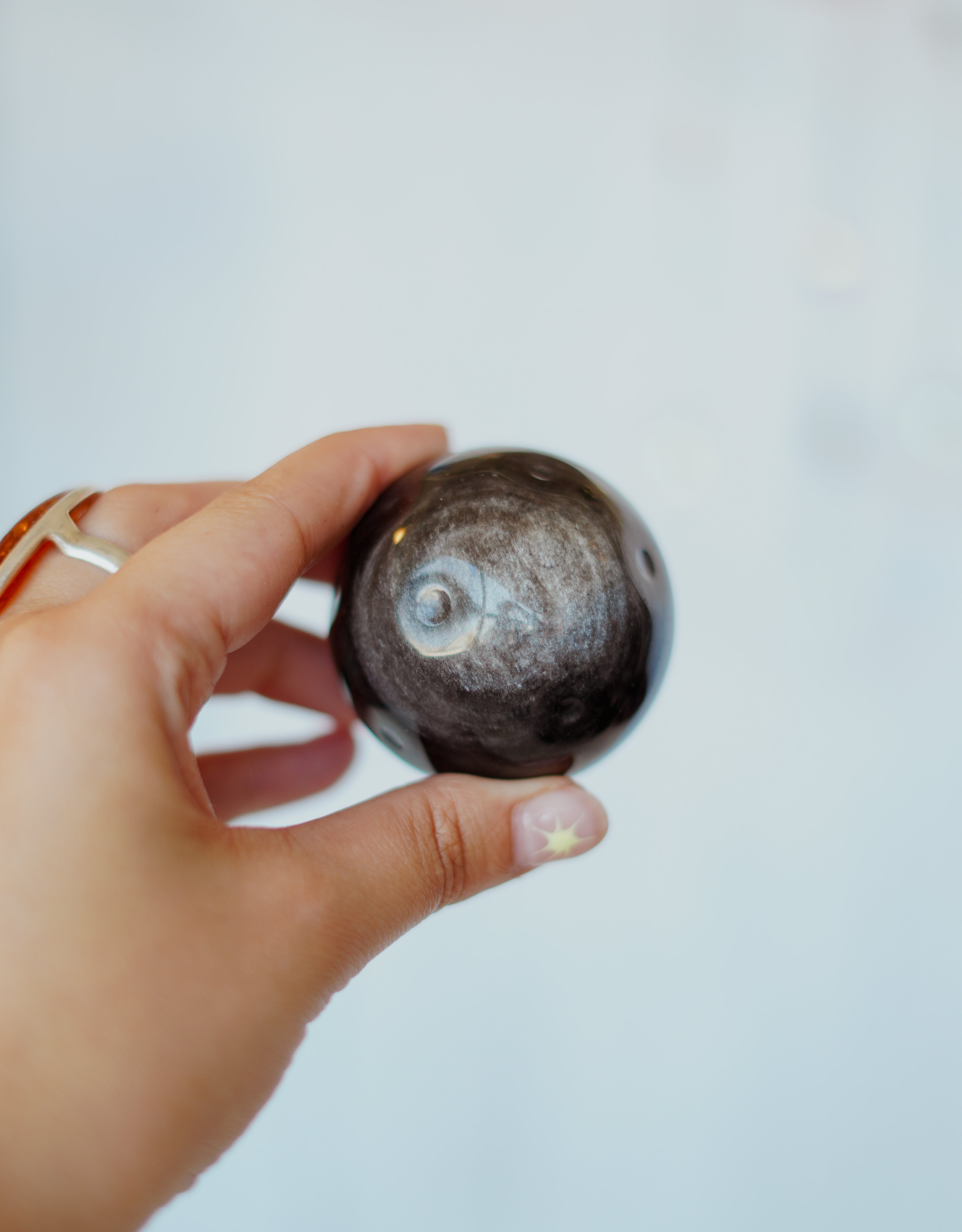 Esfera de obsidiana plateada en forma de luna llena