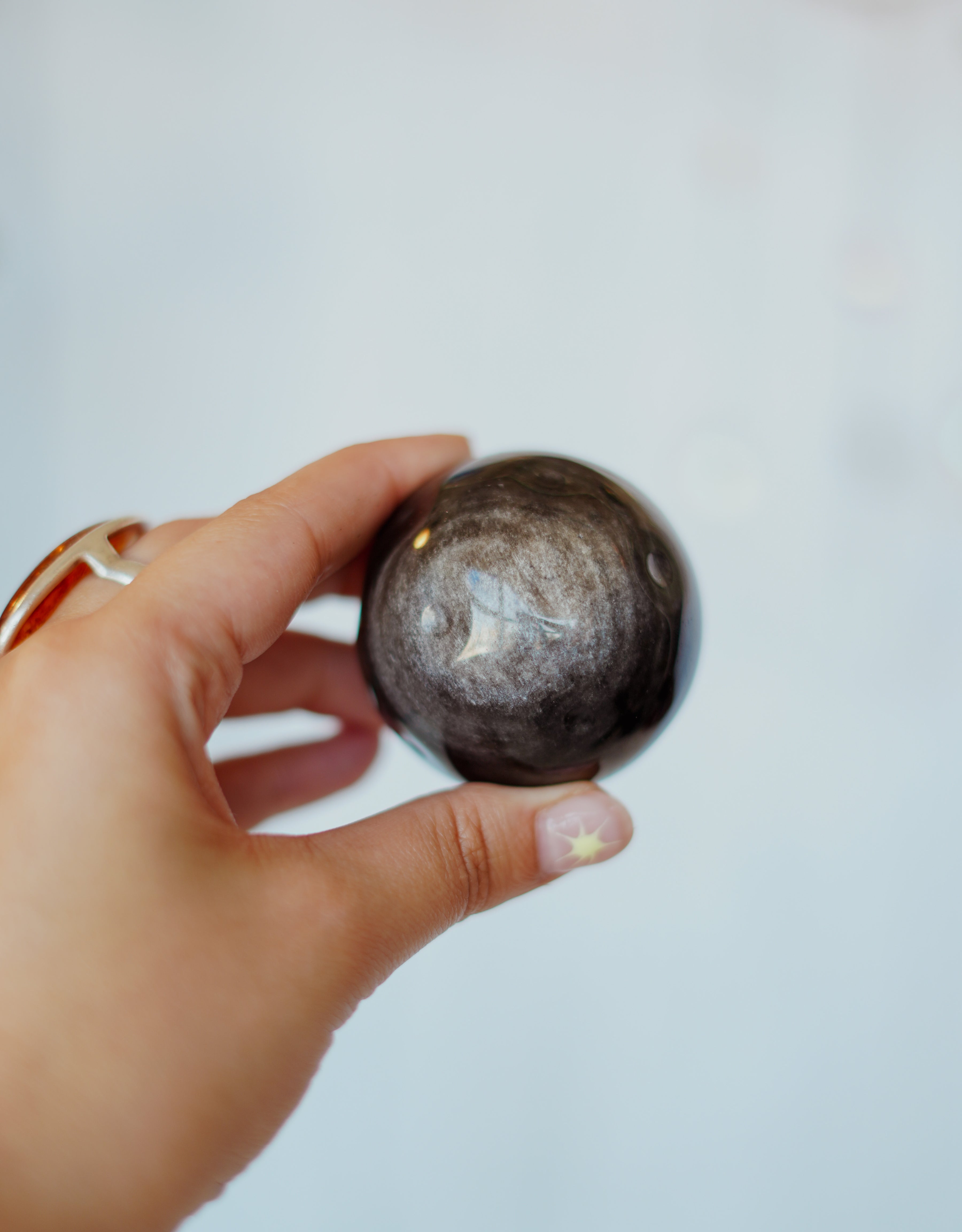 Esfera de obsidiana plateada en forma de luna llena