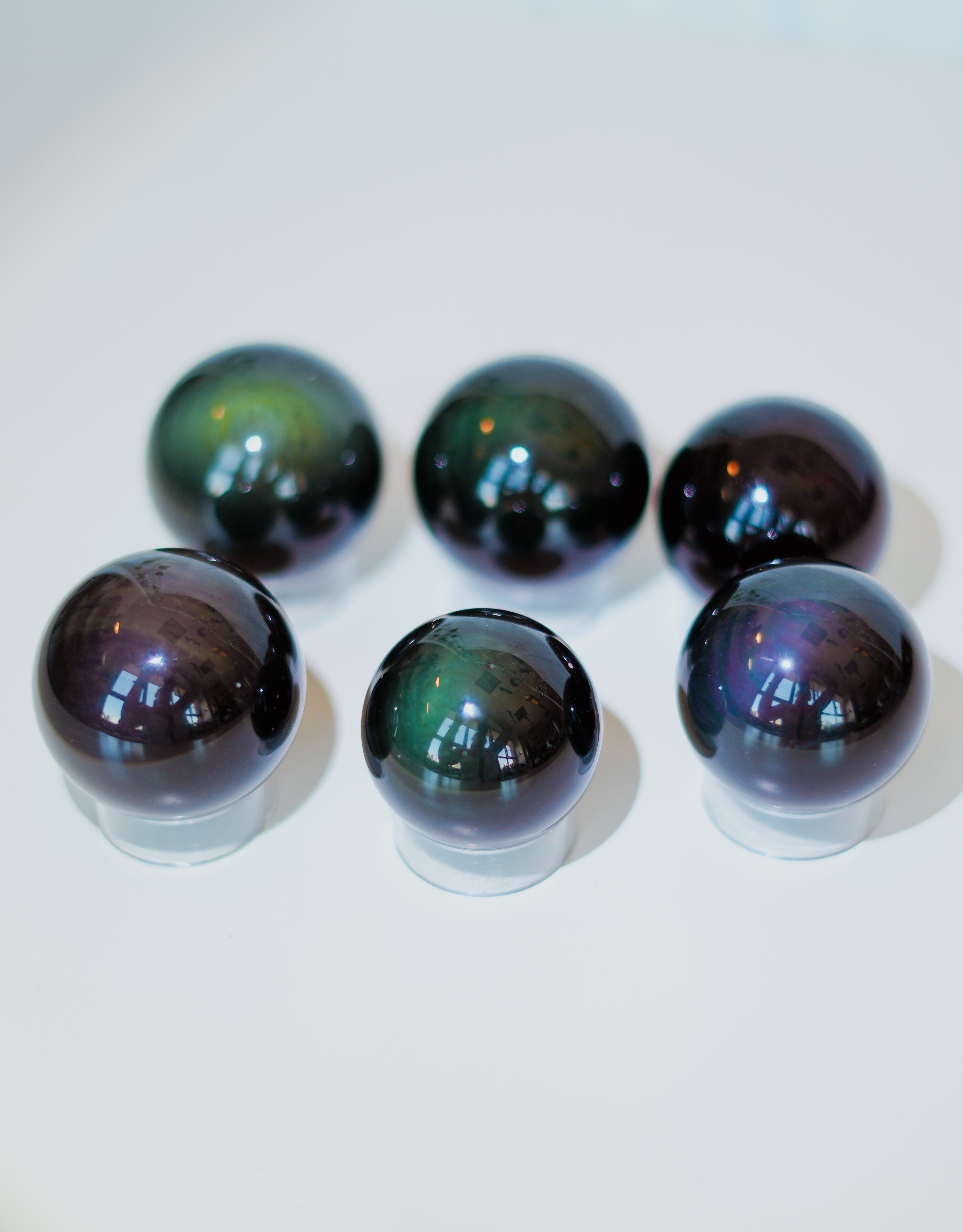 Esfera de obsidiana arcoíris