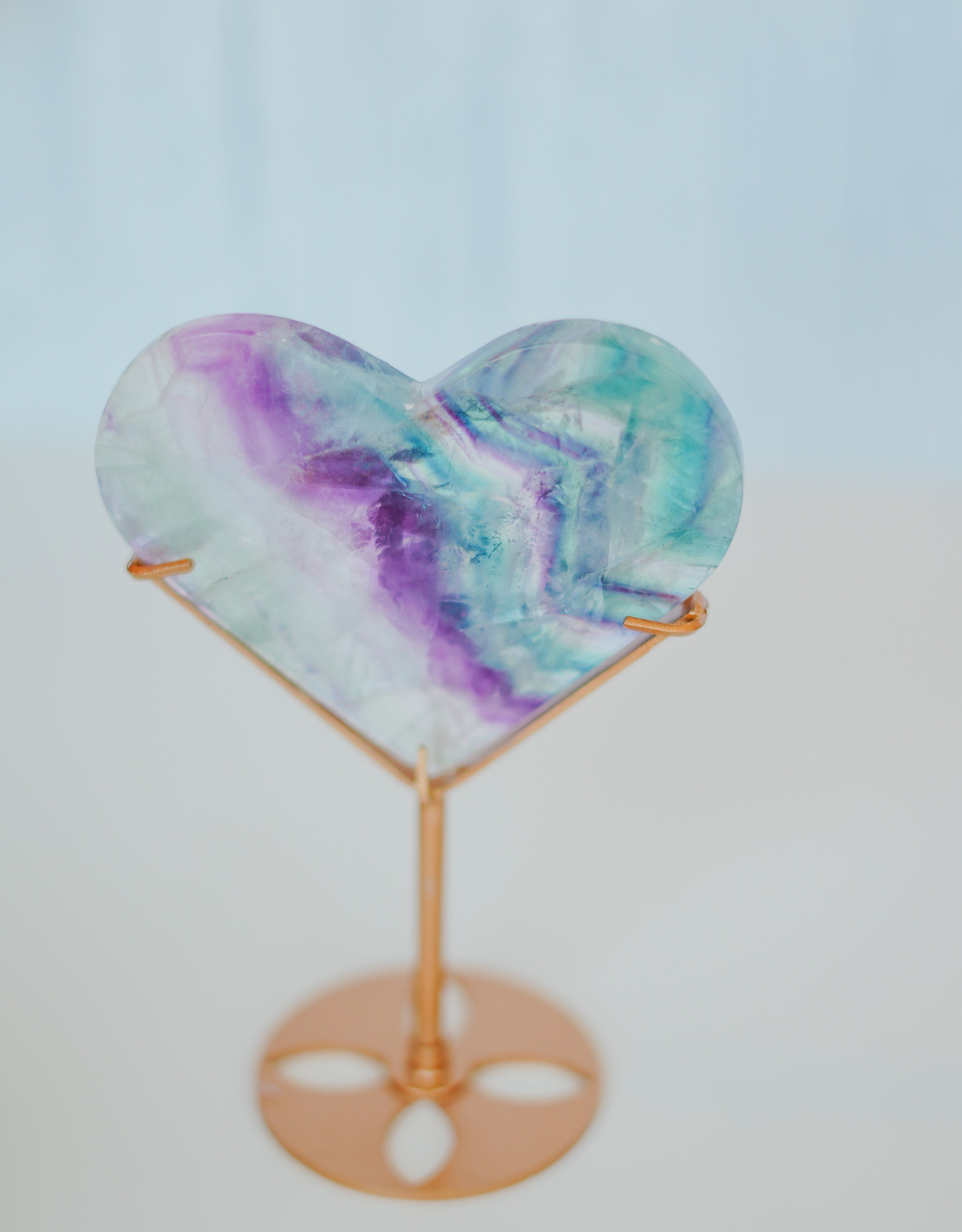 Corazón de fluorita en peana