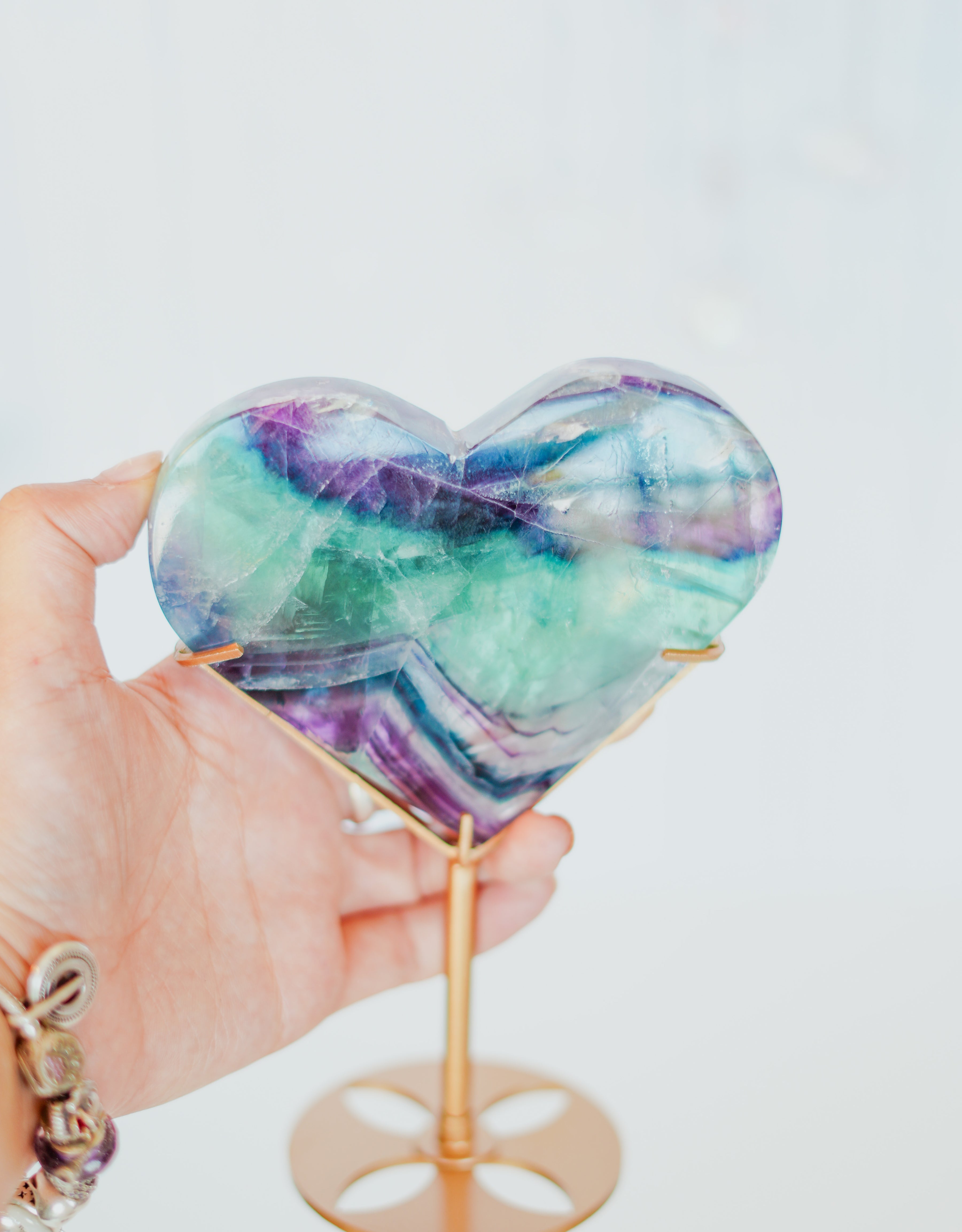 Corazón de fluorita en peana