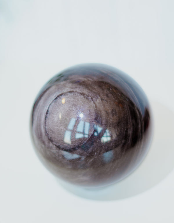Esfera gigante de obsidiana plateada