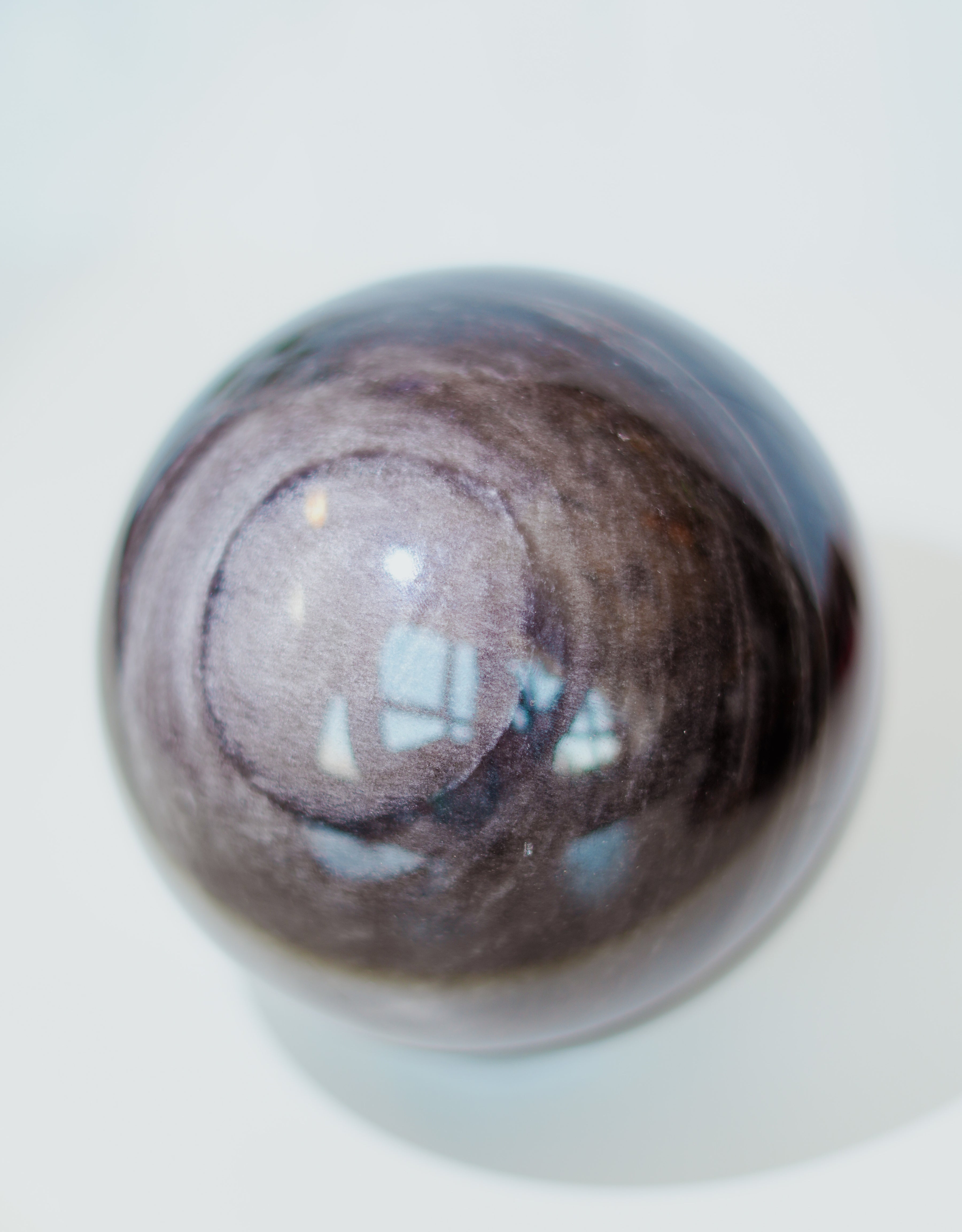 Esfera gigante de obsidiana plateada