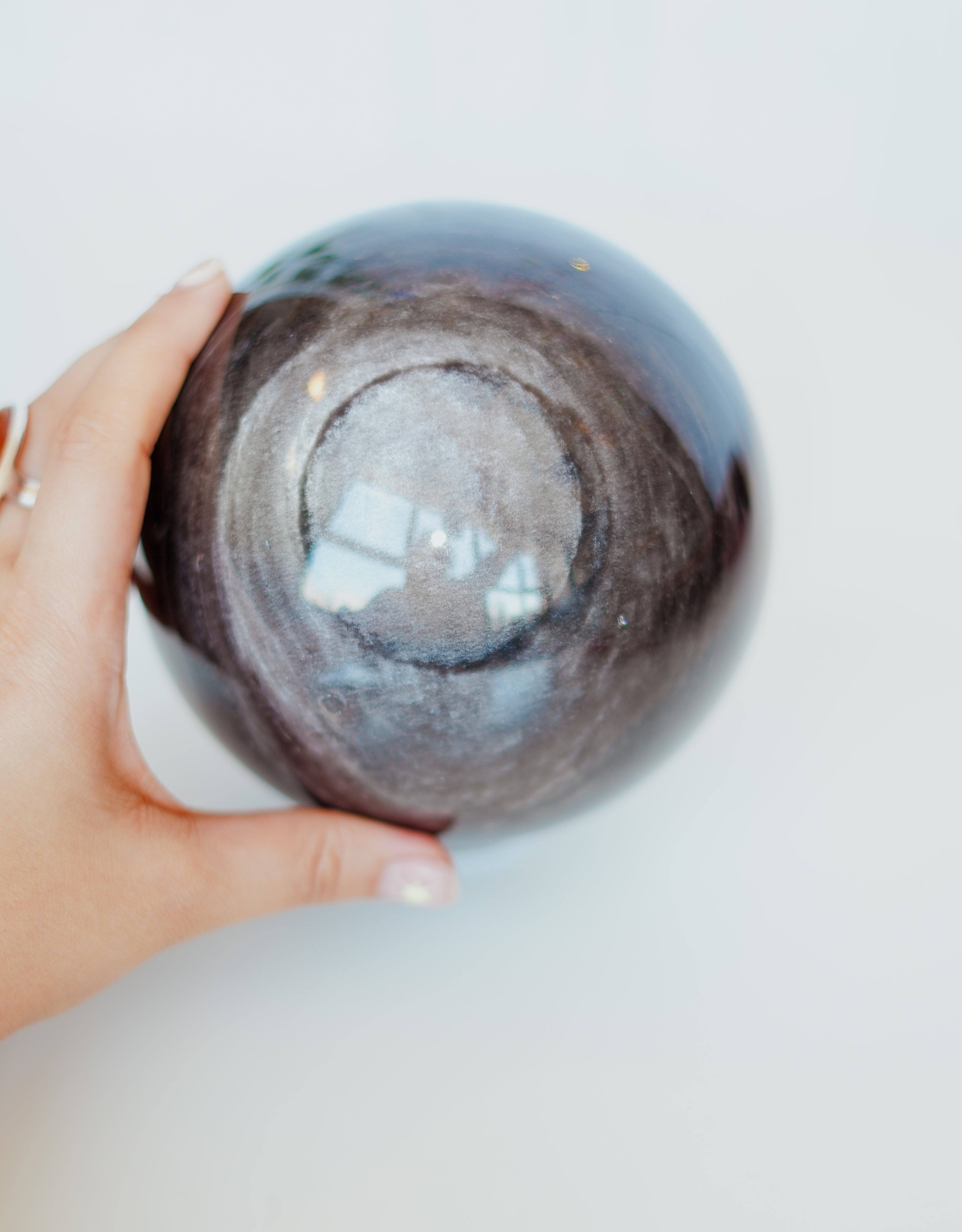 Esfera gigante de obsidiana plateada