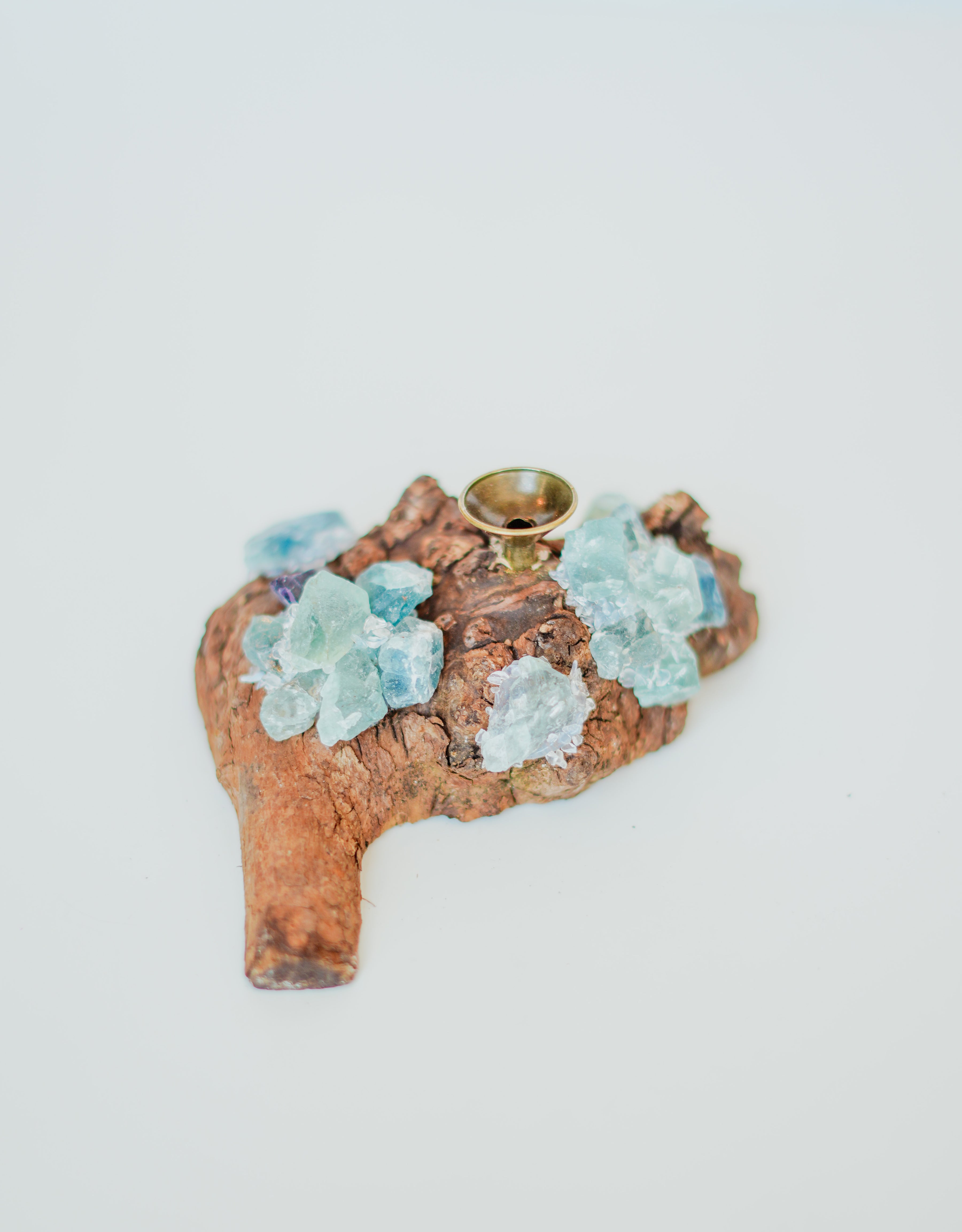 Soporte de madera para esferas con amatista y fluorita pequeño