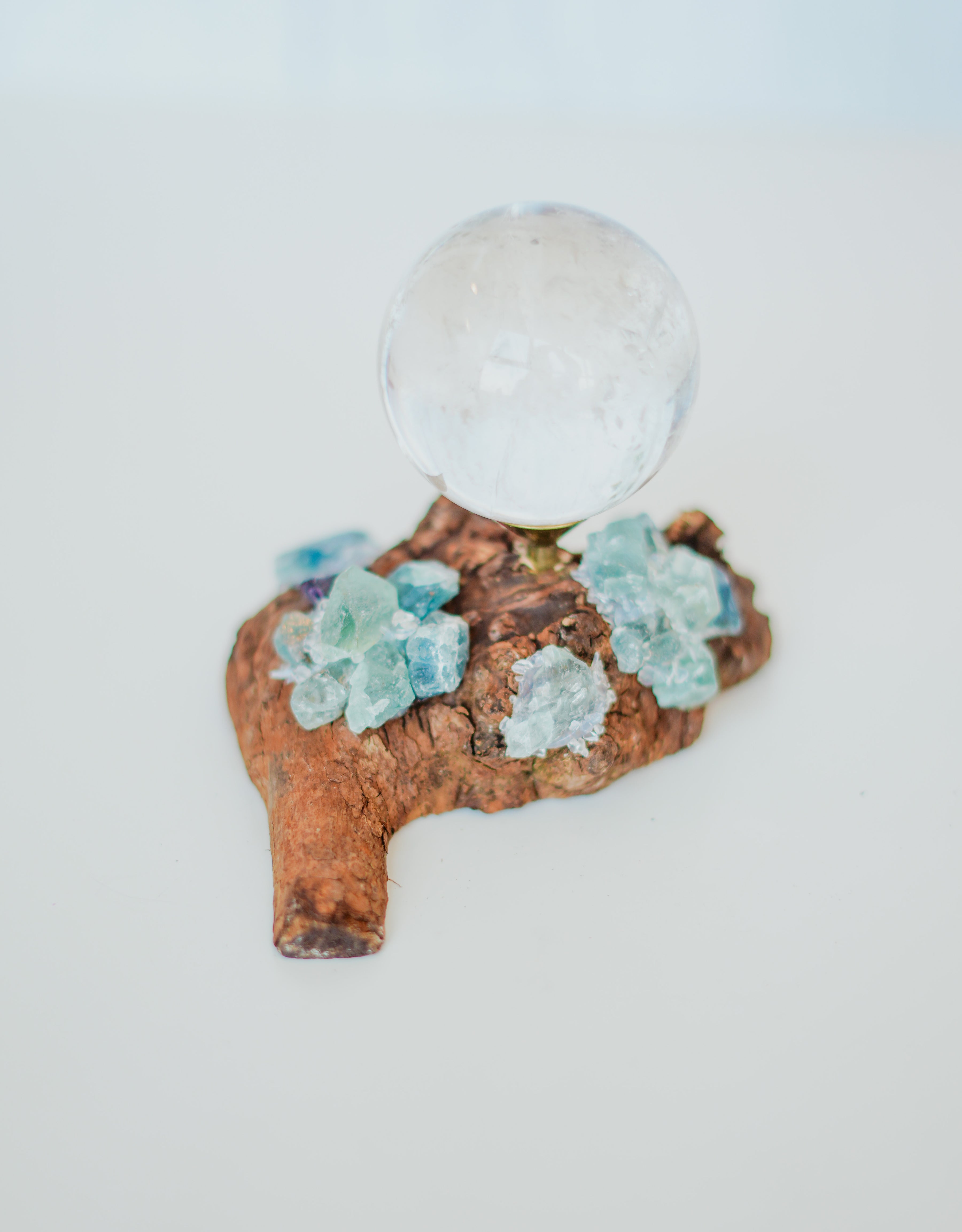 Soporte de madera para esferas con amatista y fluorita pequeño