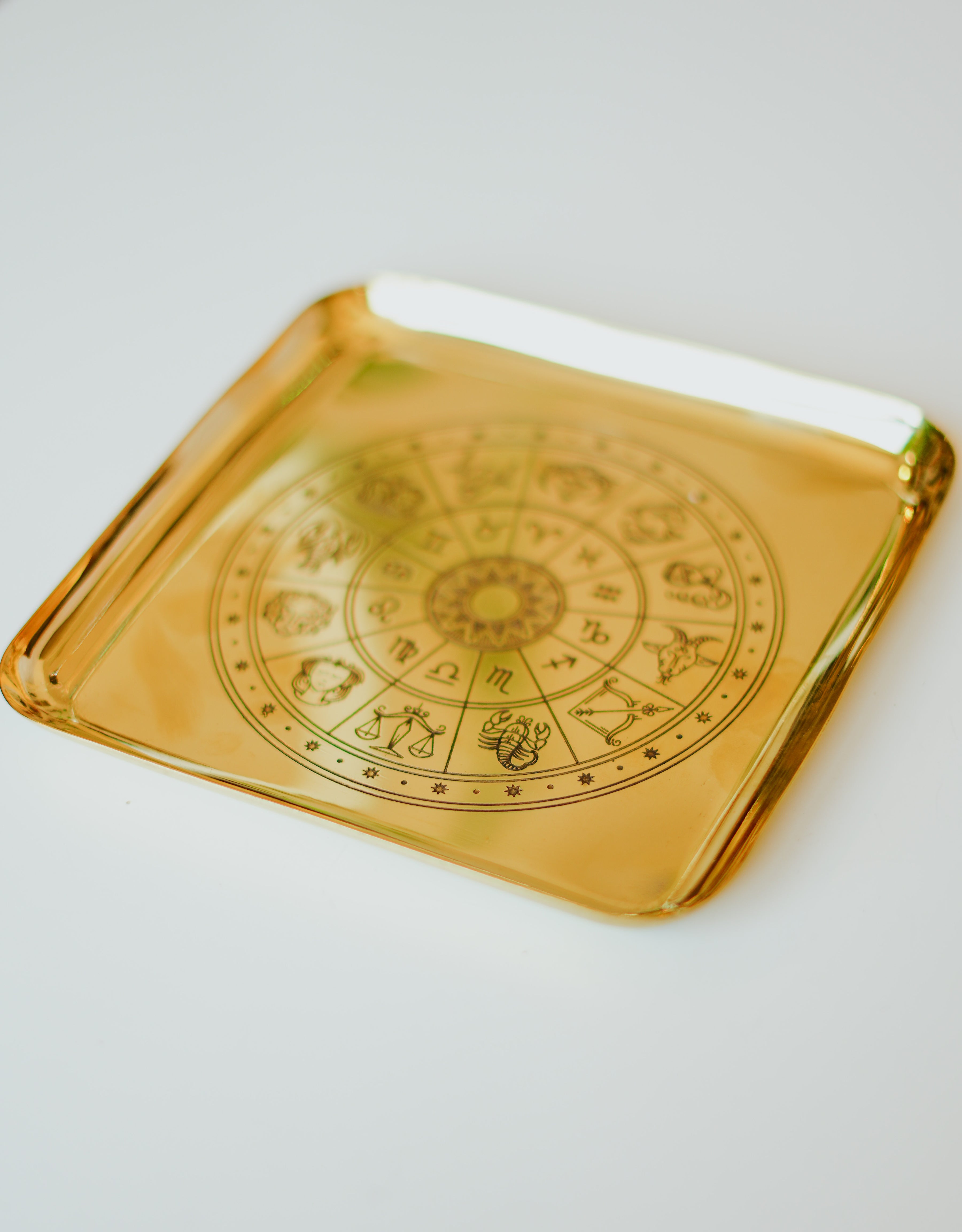 Bol de latón con la rueda del zodiaco