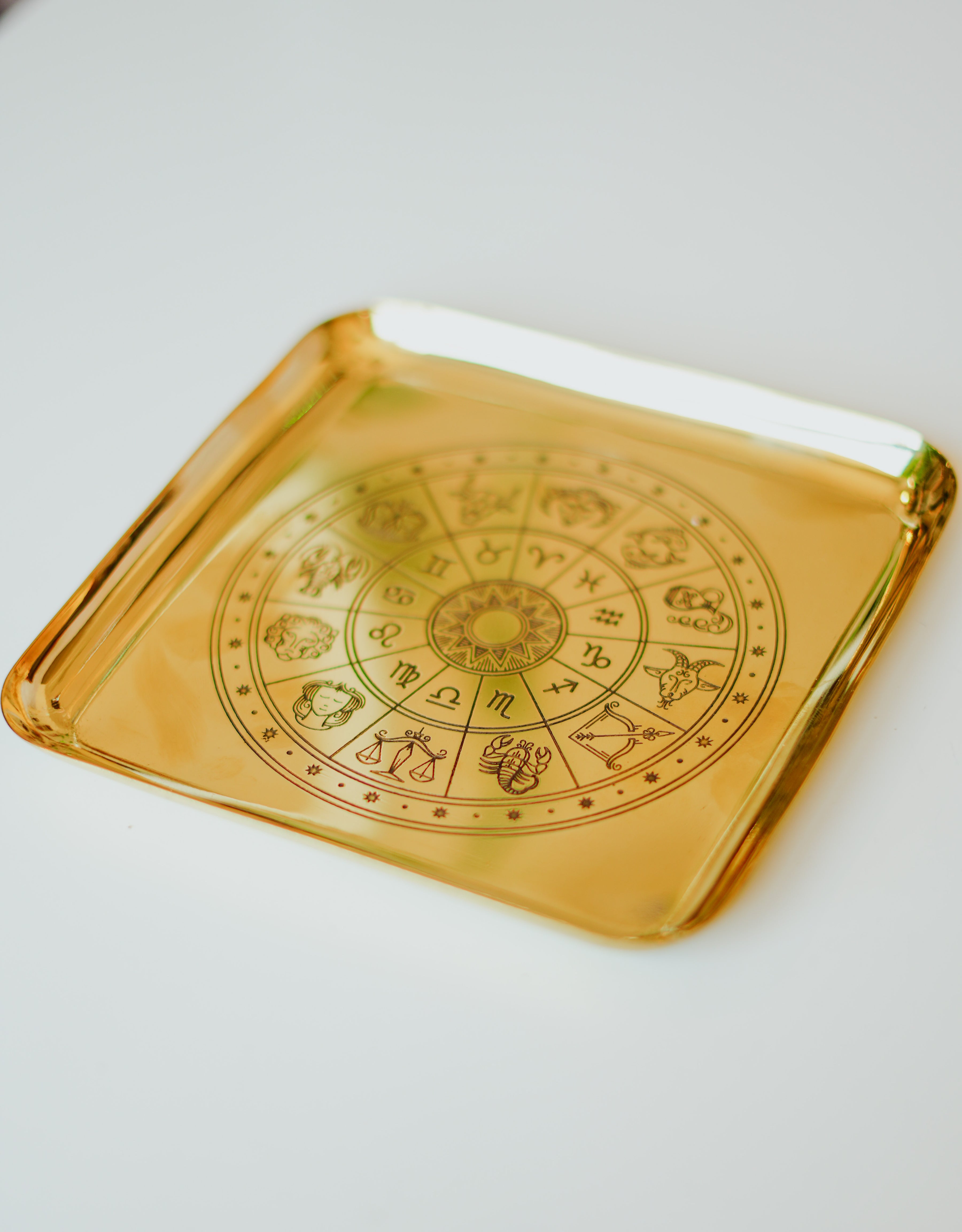 Bol de latón con la rueda del zodiaco
