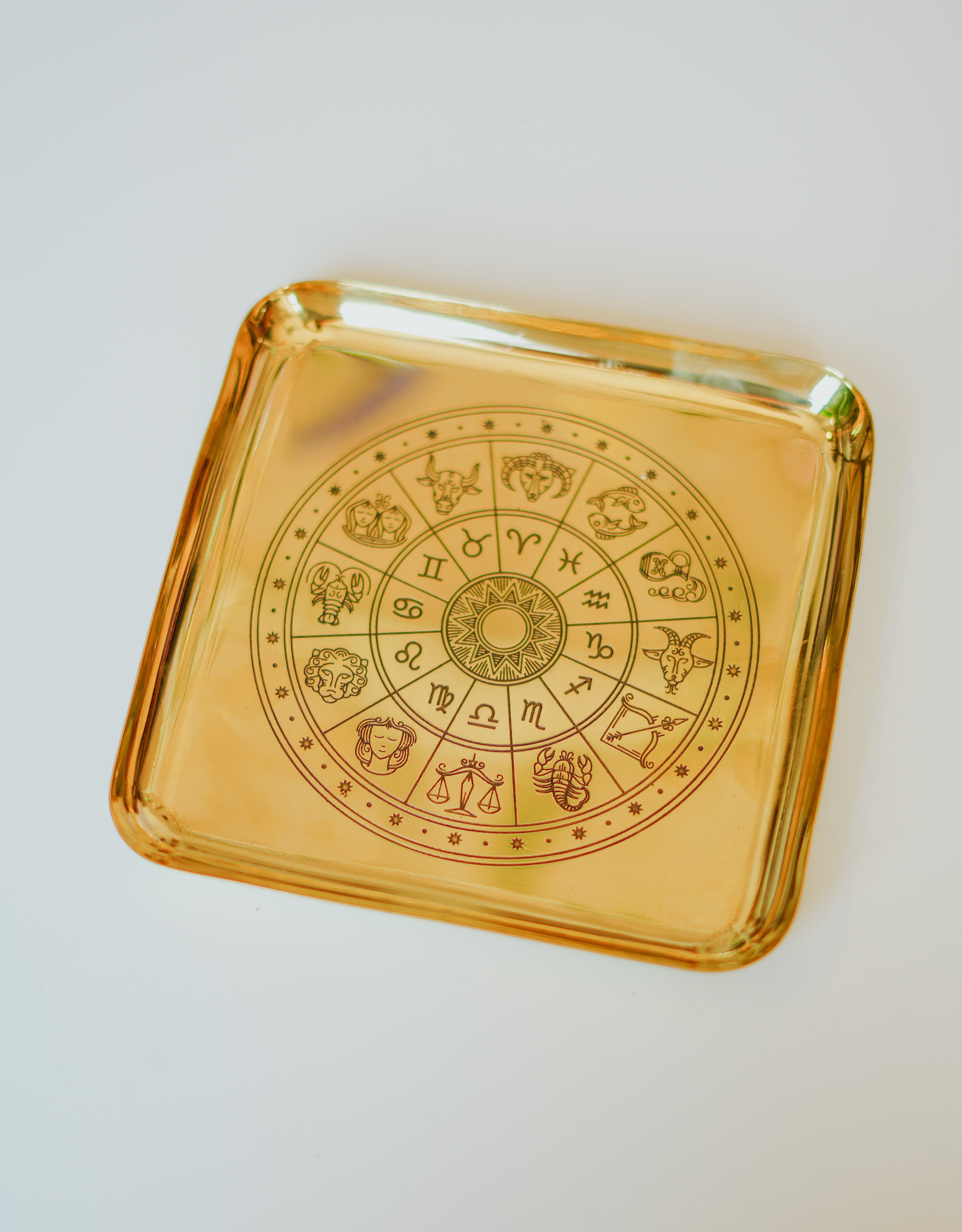 Bol de latón con la rueda del zodiaco