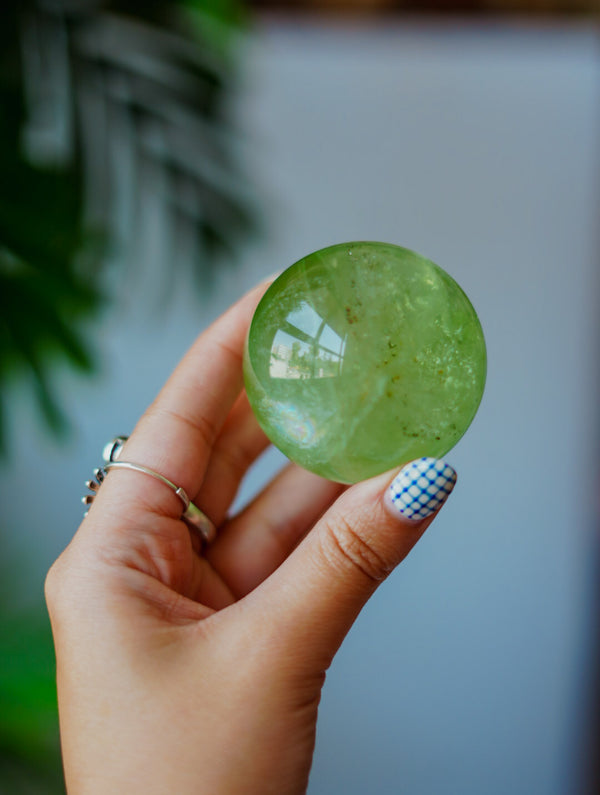 Esfera de Fluorita Verde con Pirita | Corazón y Prosperidad