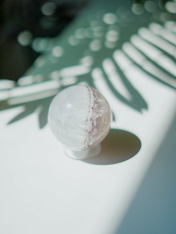Esfera de Fluorita Blanca con Pirita | Pureza y Abundancia