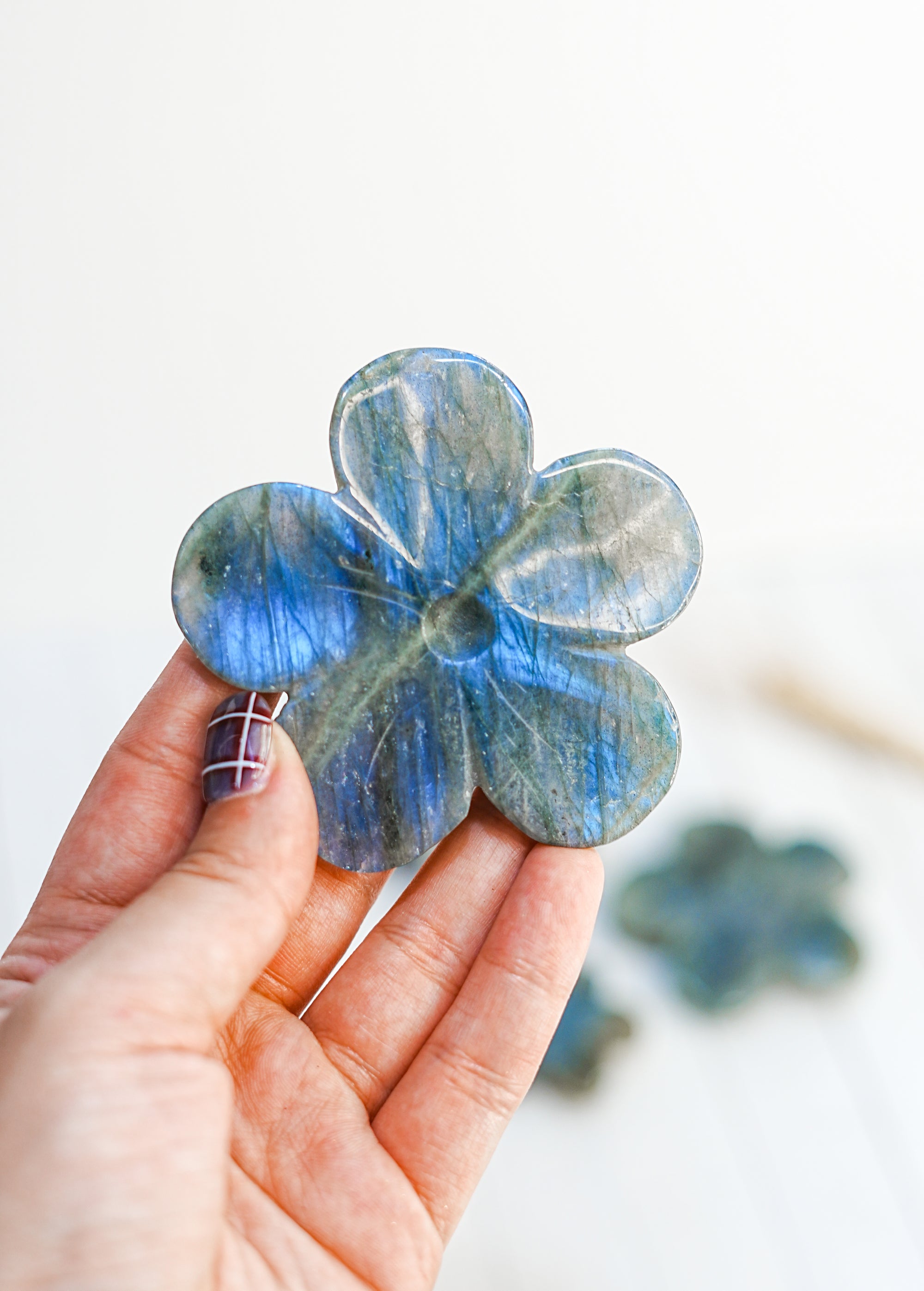 Flor de Labradorita con Esfera de Cuarzo – Magia, Intuición y Claridad