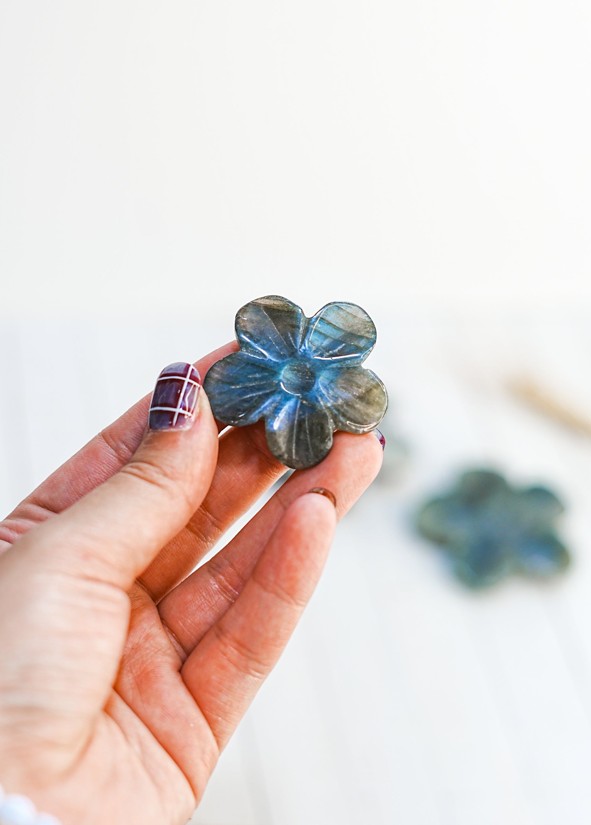 Flor de Labradorita con Esfera de Cuarzo – Magia, Intuición y Claridad