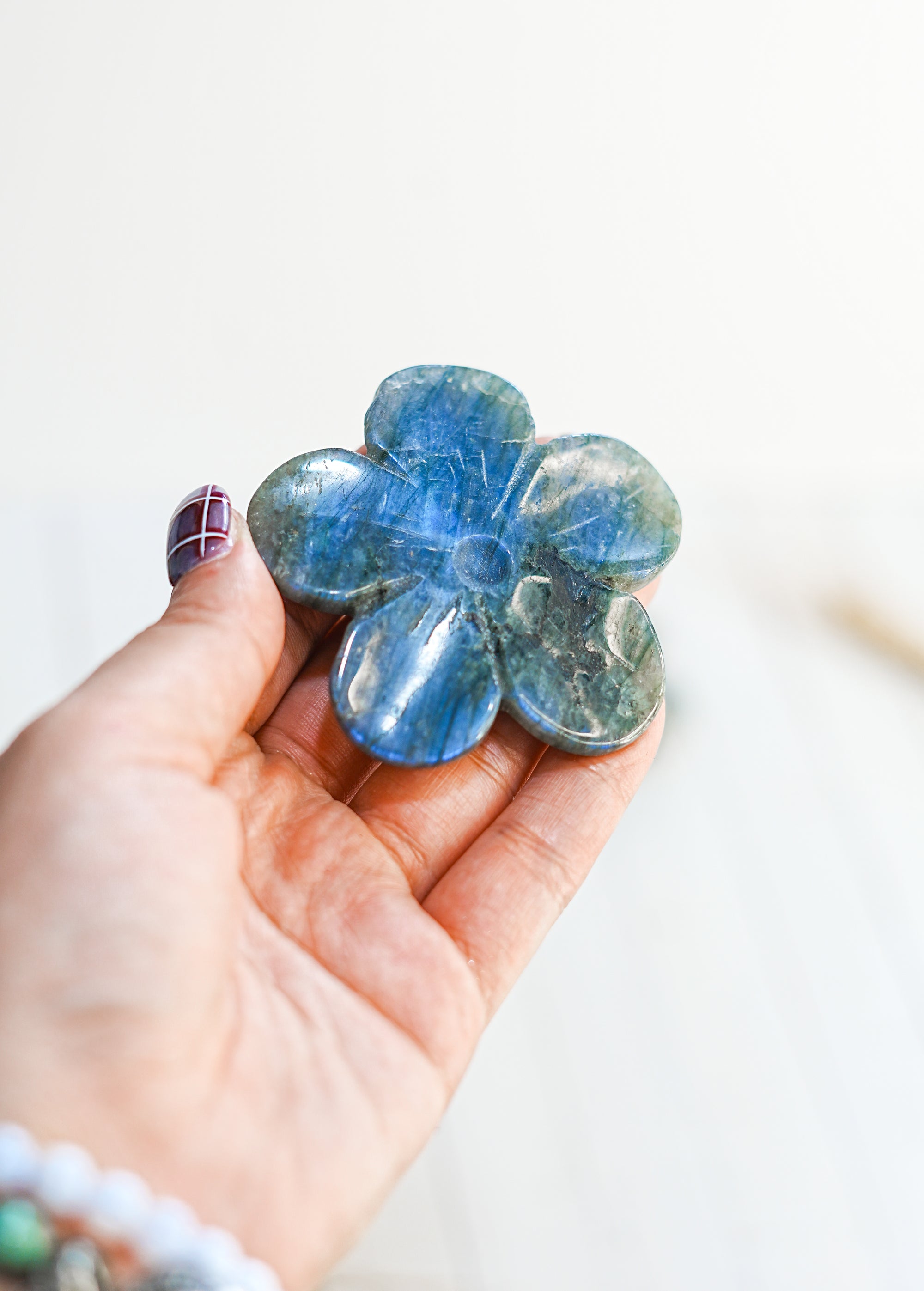 Flor de Labradorita con Esfera de Cuarzo – Magia, Intuición y Claridad