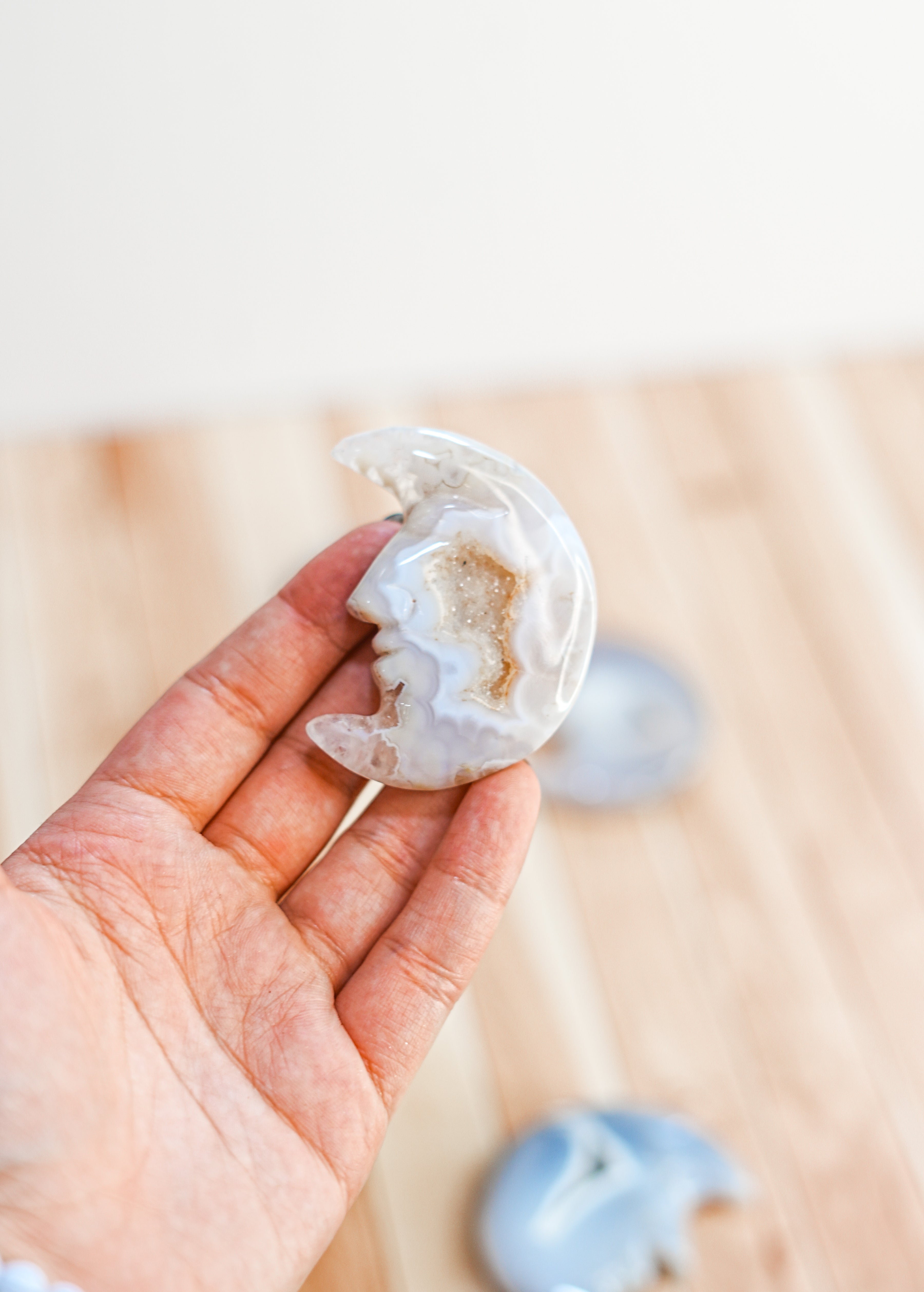 Luna con Cara de Ágata Natural – Sabiduría y Belleza