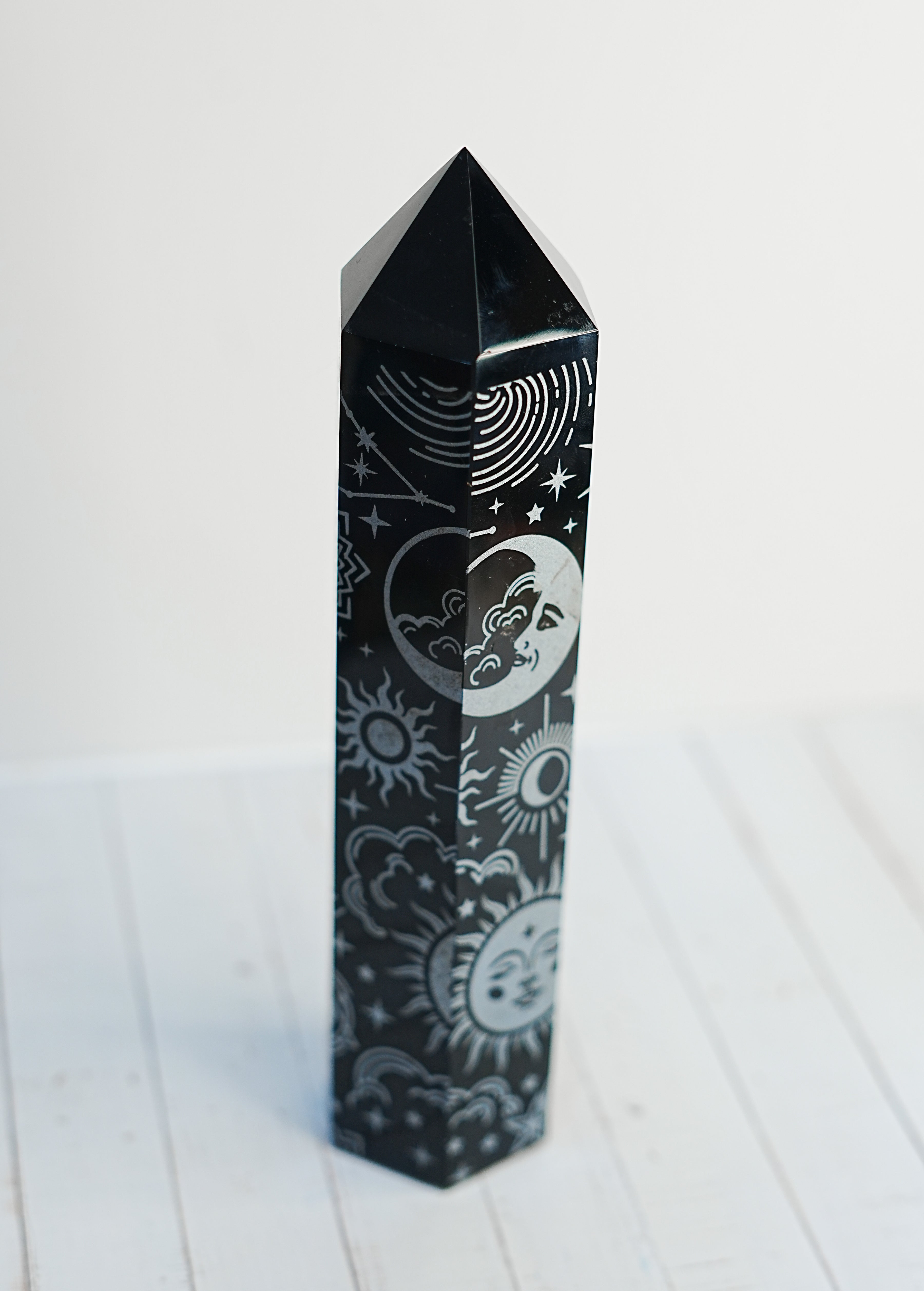 Punta de Obsidiana con Grabados Místicos – Protección, Conexión