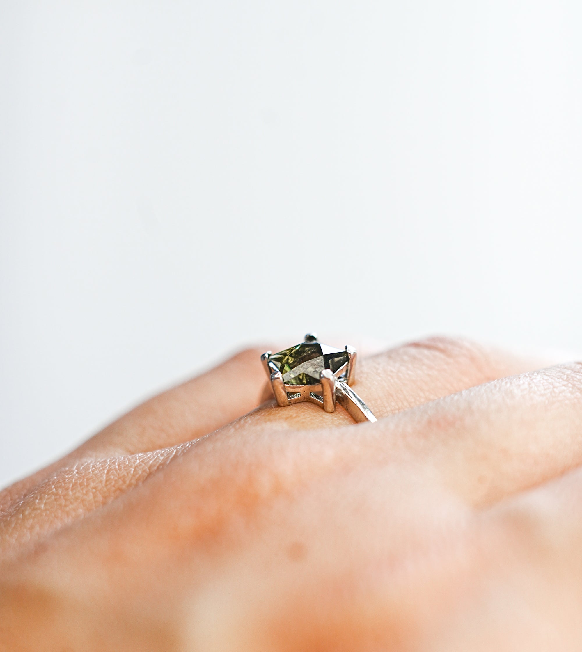 Anillo de Moldavita Estrella – Transformación y Conexión