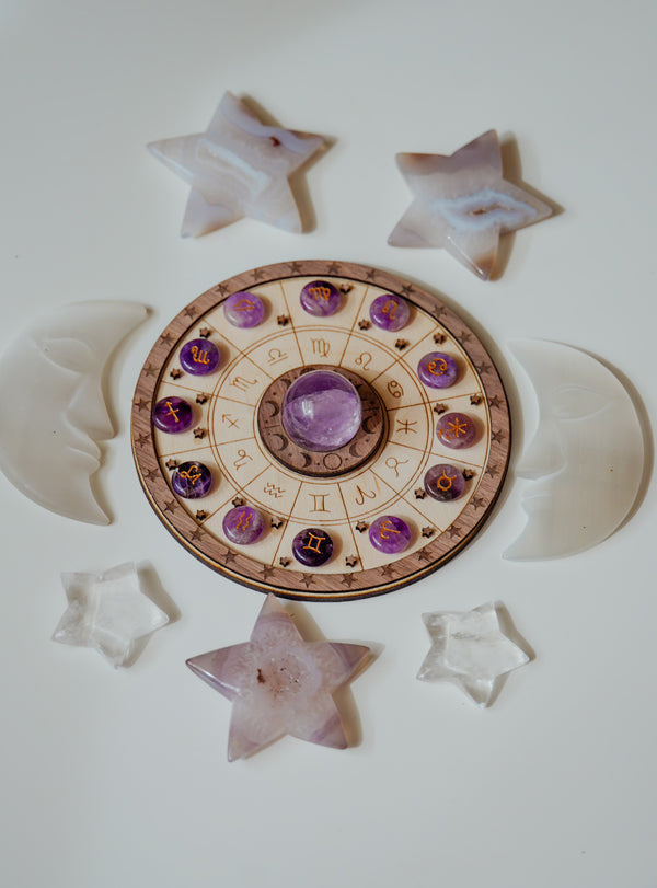 Tabla zodiacal de madera con amatista – pieza ritual y decorativa