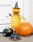 Muñeco de calabaza con sombrero de bruja