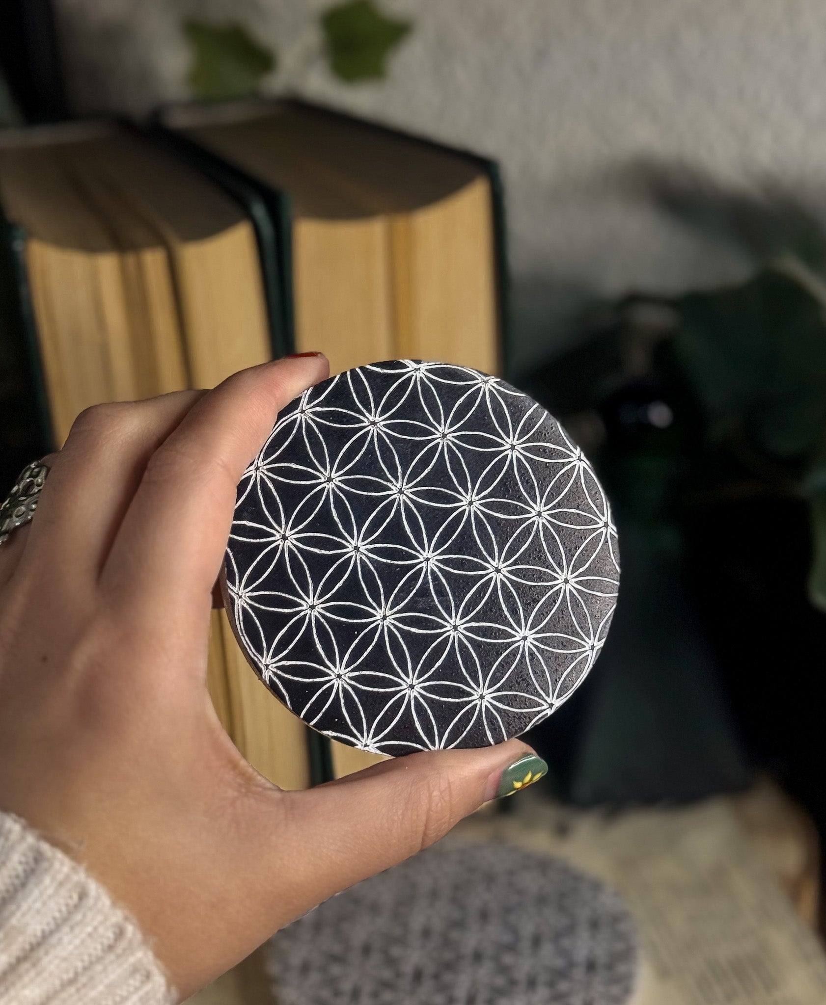 Plato de selenita con flor de la vida oscuro