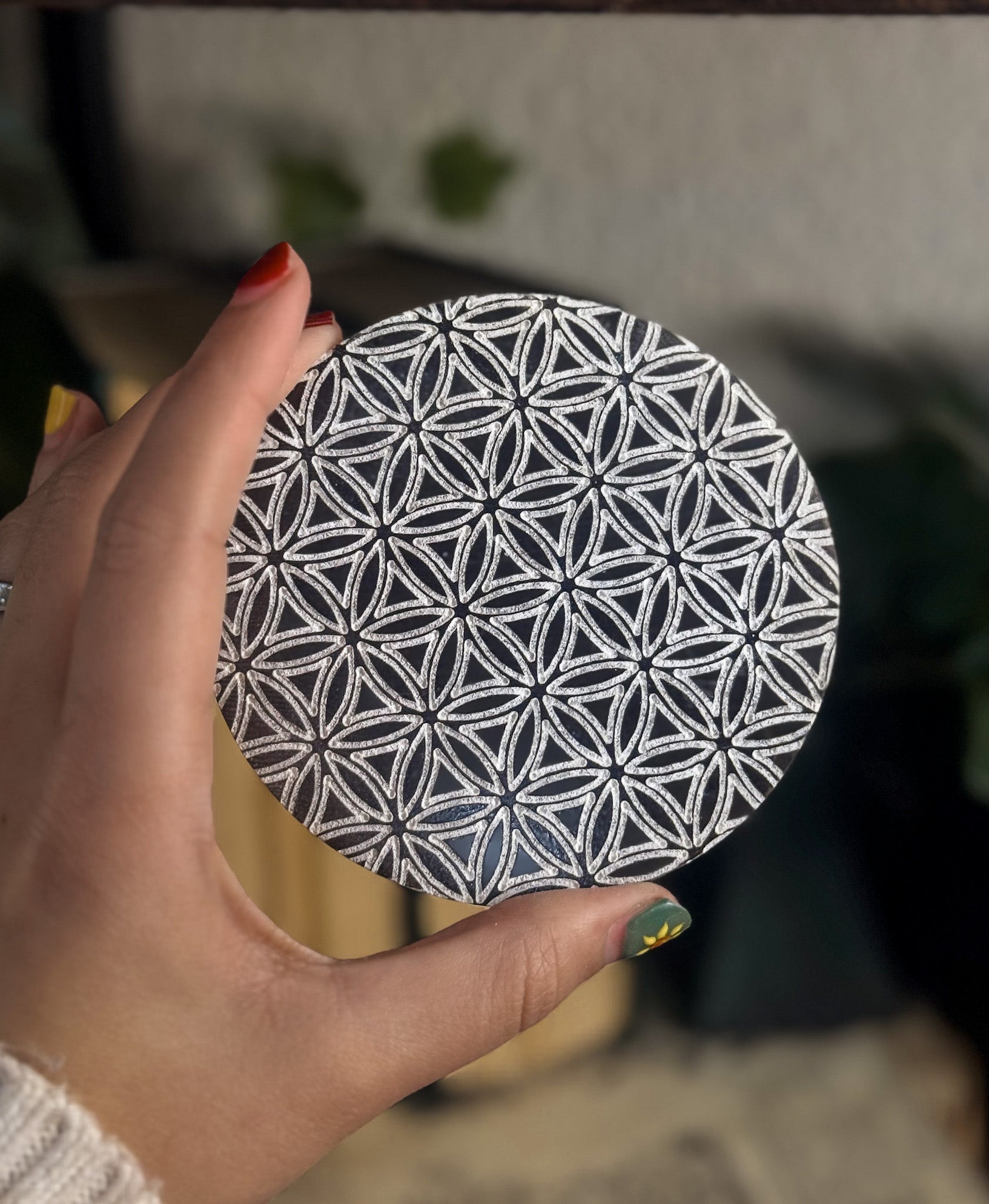 Plato de selenita con flor de la vida oscuro