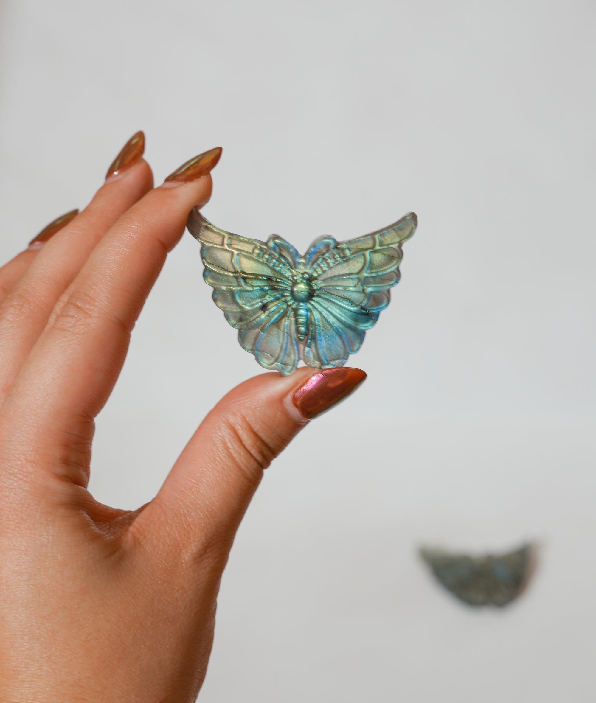 Mariposa de Labradorita – Transformación, Intuición y Libertad