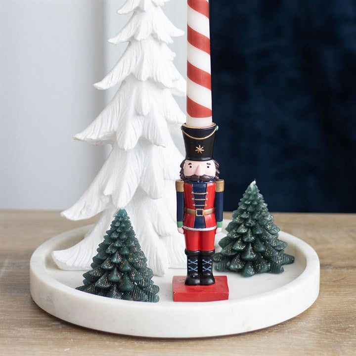 Portavelas Cascanueces con Vela Cónica – Decoración Navideña Tradicional)