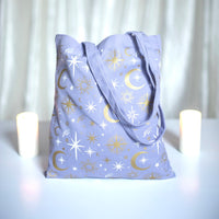 Bolso tote con estampado celestial y cielos en tonos morados pastel