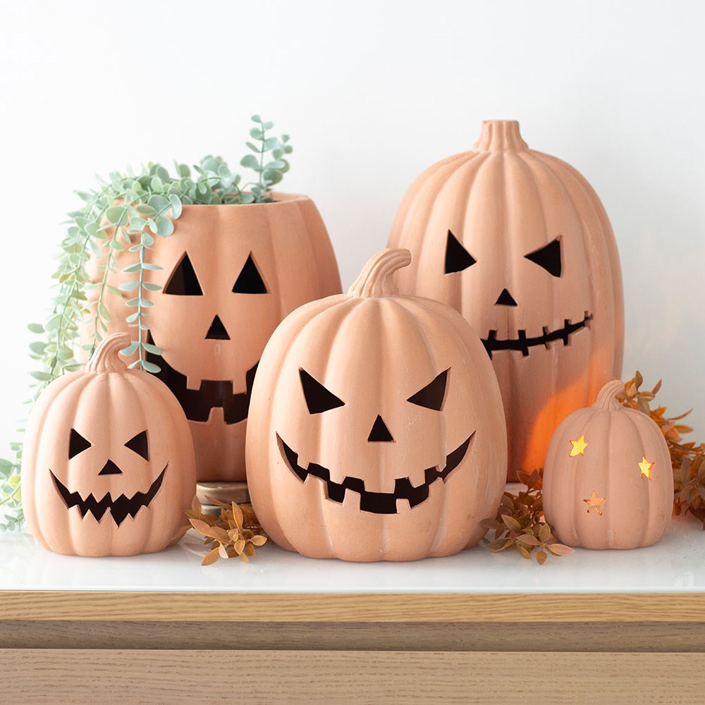 Portavelas de terracota naranja con forma de calabaza y estrellas – imagen 6