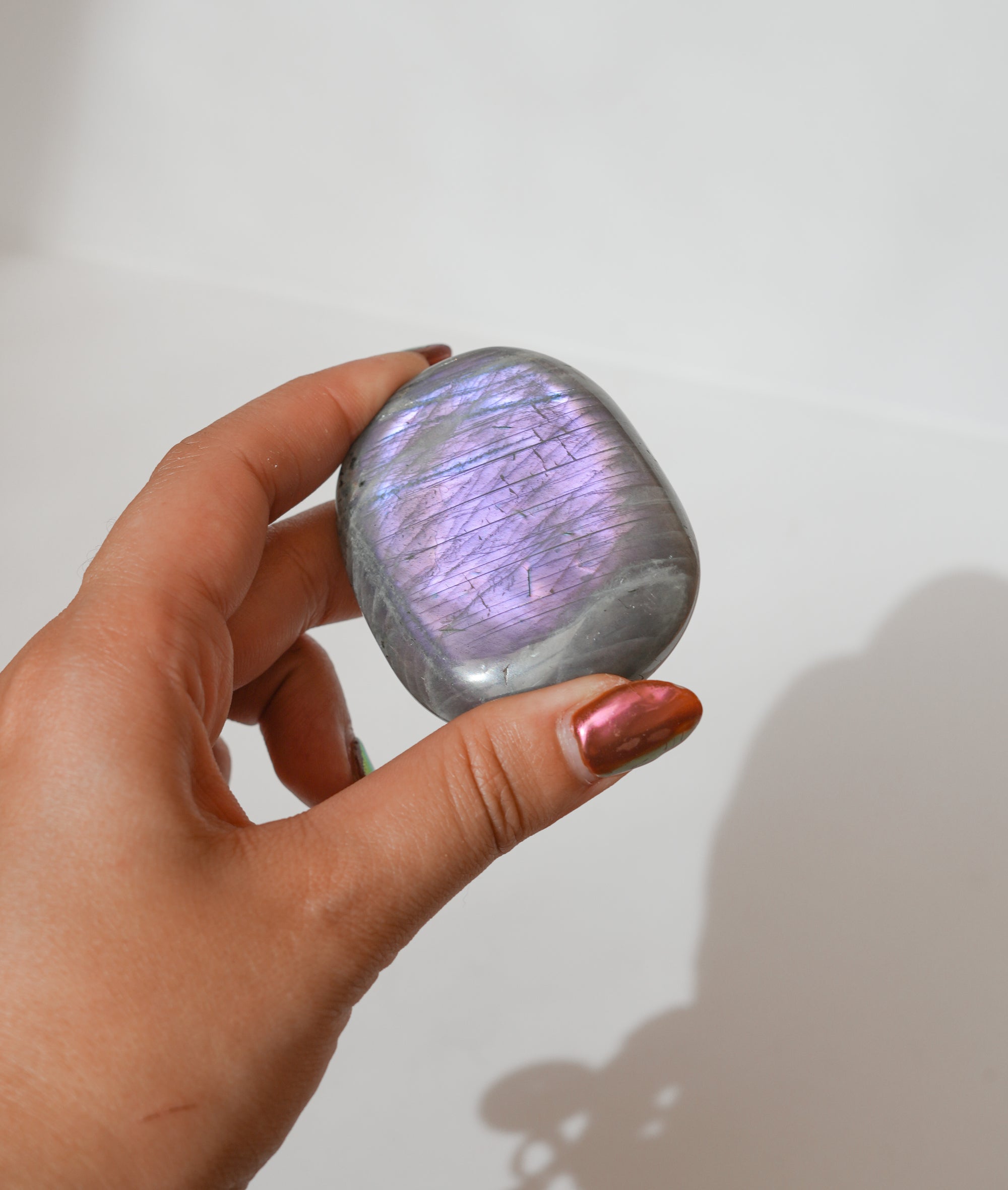 Palmstone de Labradorita Morada – Intuición, Transformación y Protección