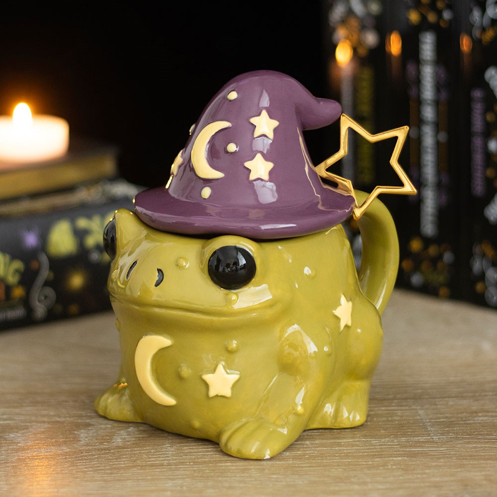 Taza de cerámica con forma de sapo mágico y cucharita de metal