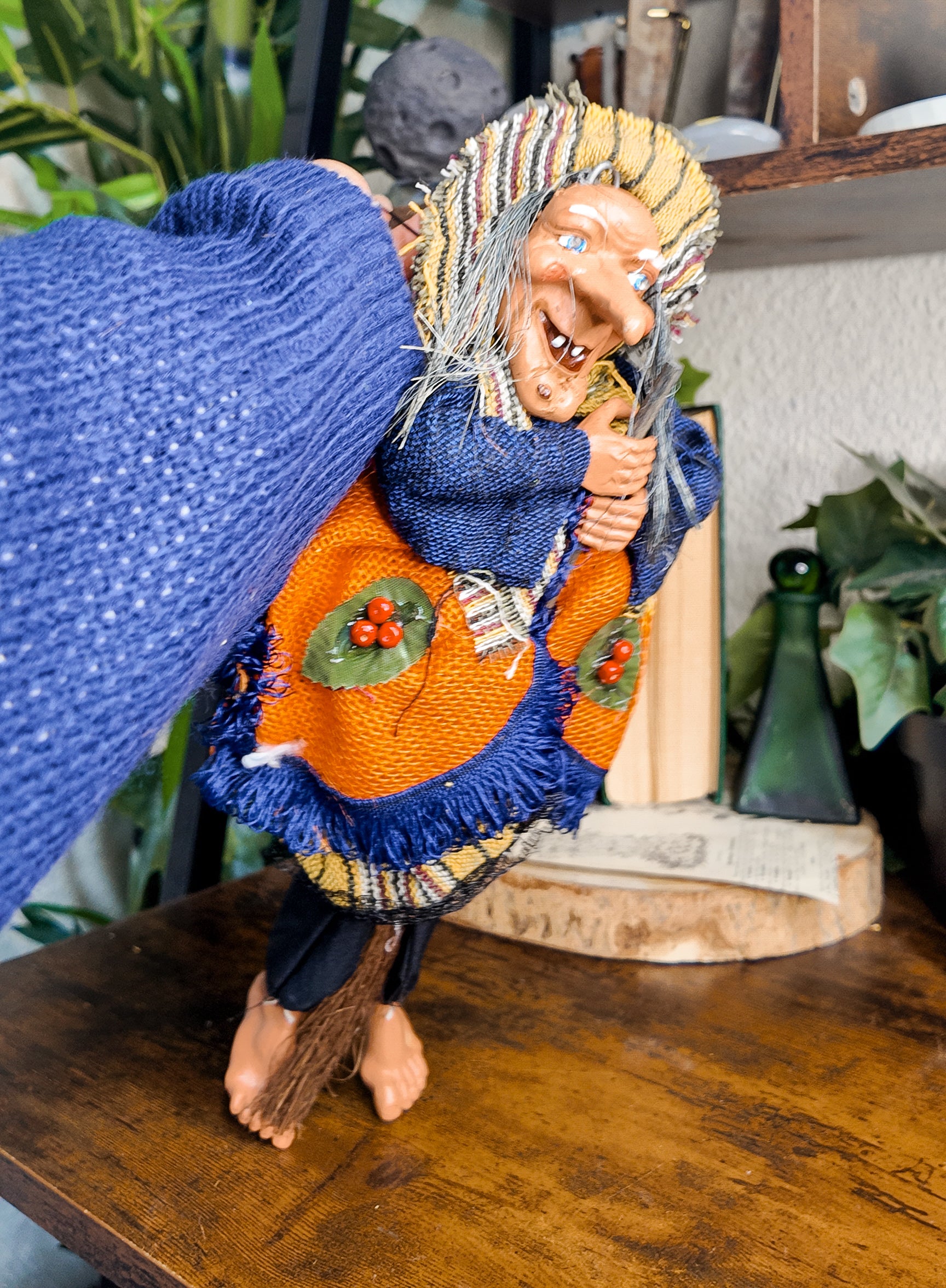 Brujas decorativas en escoba