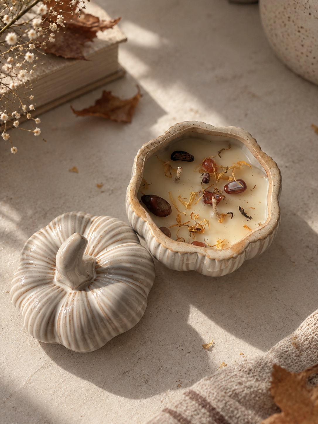 Vela pastel de calabaza gris pequeña